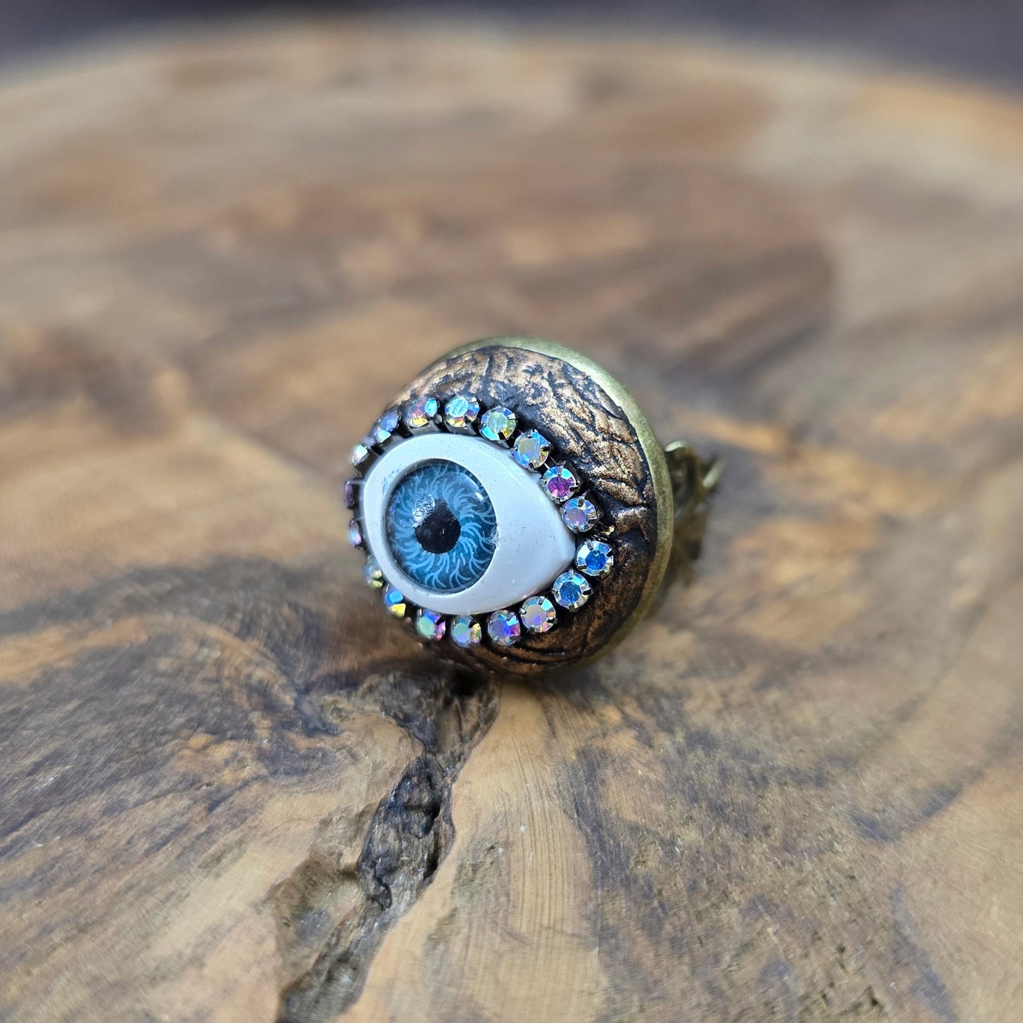 Mystischer Handmade-Ring mit Auge & Strass – größenverstellbar & schützend. Antik Bronze trifft auf Fantasy-Design.