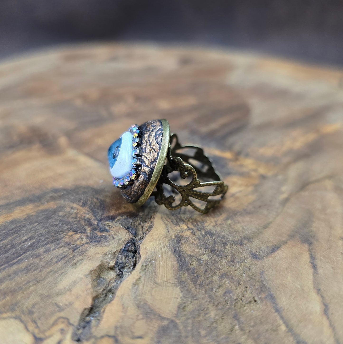 Mystischer Handmade-Ring mit Auge & Strass – größenverstellbar & schützend. Antik Bronze trifft auf Fantasy-Design.
