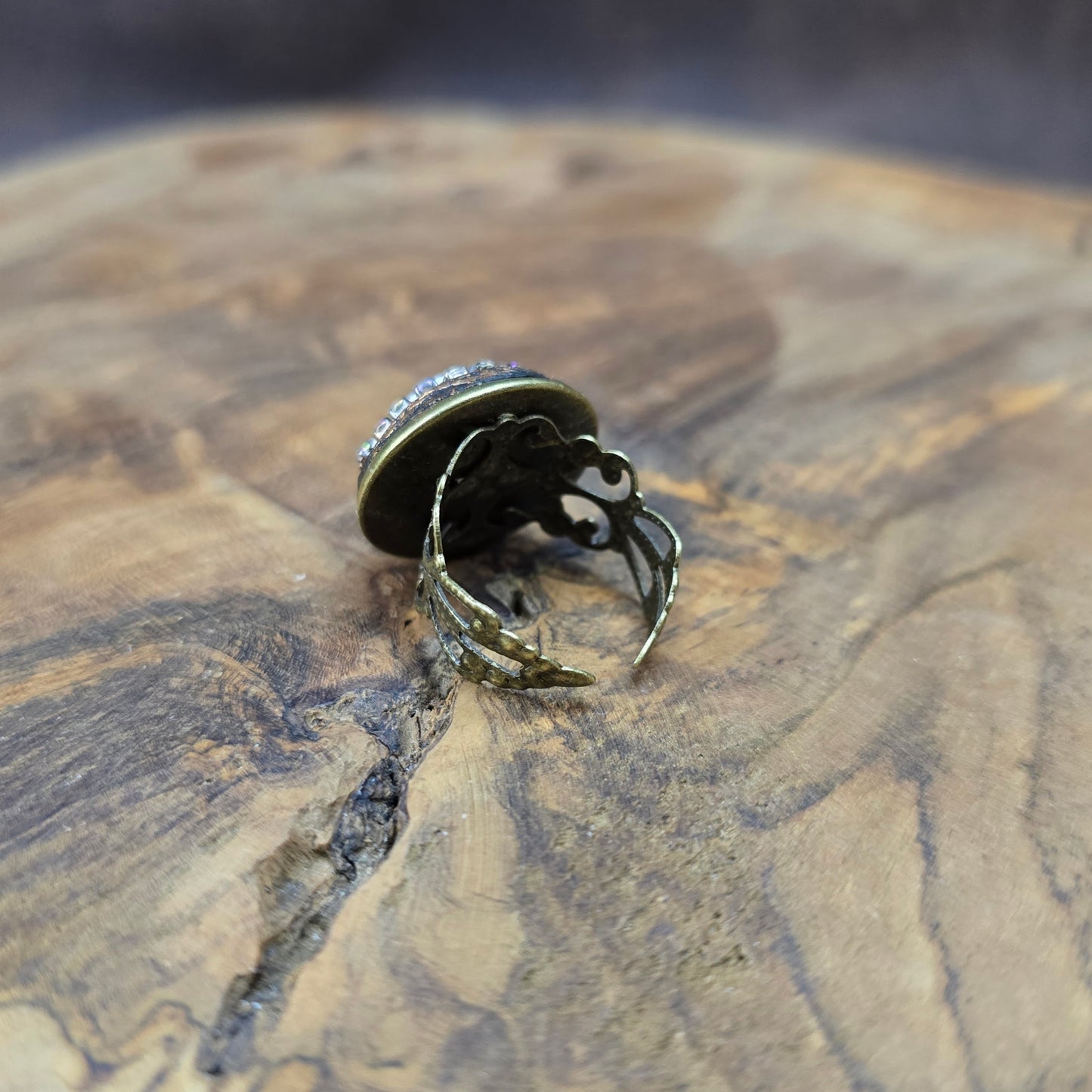 Mystischer Handmade-Ring mit Auge & Strass – größenverstellbar & schützend. Antik Bronze trifft auf Fantasy-Design.