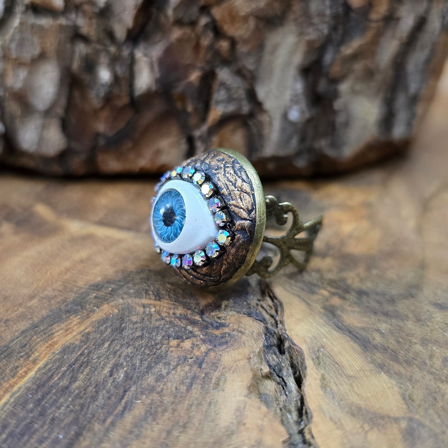 Mystischer Handmade-Ring mit Auge & Strass – größenverstellbar & schützend. Antik Bronze trifft auf Fantasy-Design.