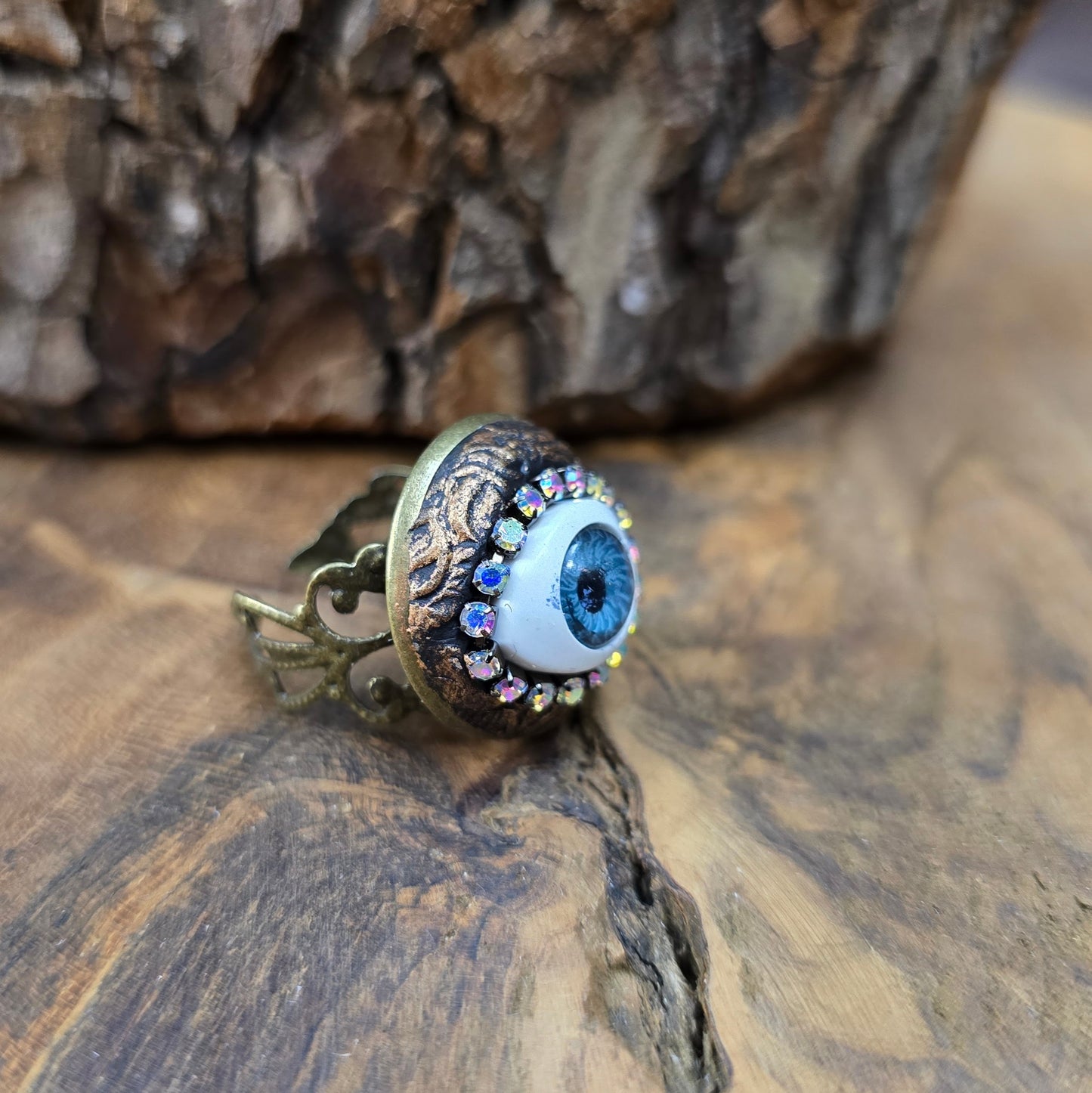 Mystischer Handmade-Ring mit Auge & Strass – größenverstellbar & schützend. Antik Bronze trifft auf Fantasy-Design.