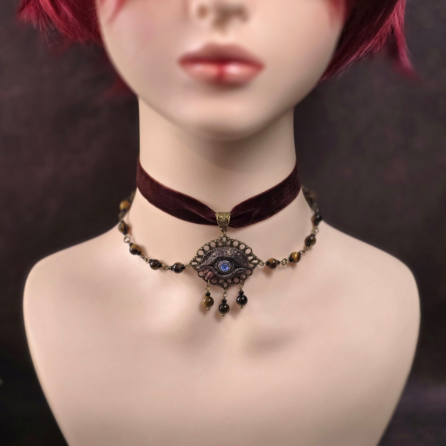 Mystischer Samtchoker in Braun mit handmodelliertem Drachenauge & Tigerauge-Perlen. Handmade Fantasy-Schmuck mit Layer-Ketten & Justierkette.