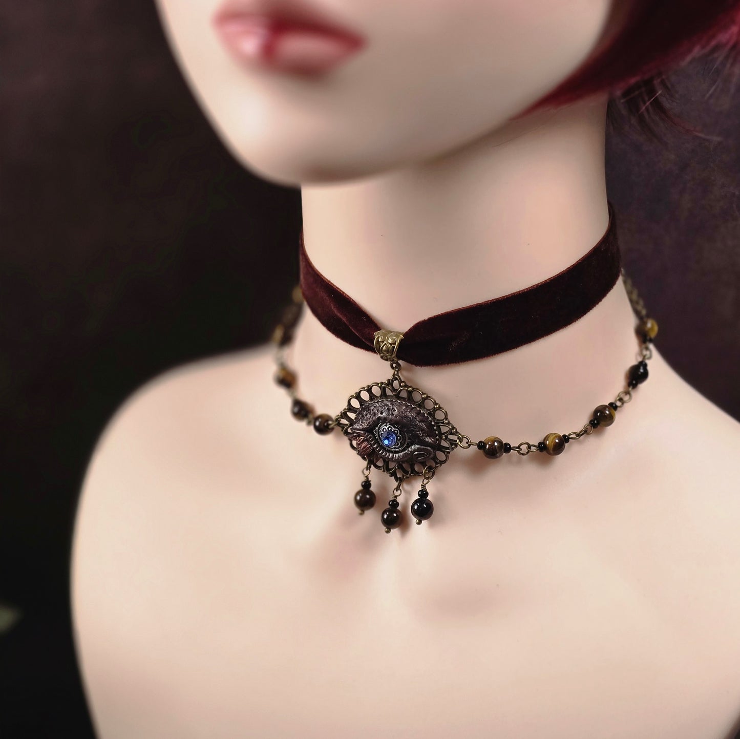 Mystischer Samtchoker in Braun mit handmodelliertem Drachenauge & Tigerauge-Perlen. Handmade Fantasy-Schmuck mit Layer-Ketten & Justierkette.