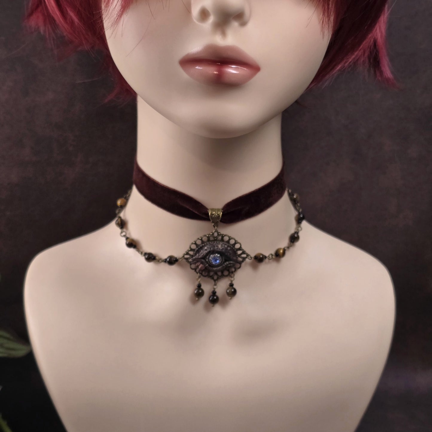 Mystischer Samtchoker in Braun mit handmodelliertem Drachenauge & Tigerauge-Perlen. Handmade Fantasy-Schmuck mit Layer-Ketten & Justierkette.
