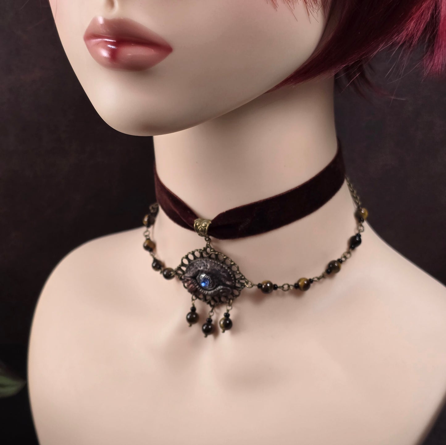 Mystischer Samtchoker in Braun mit handmodelliertem Drachenauge & Tigerauge-Perlen. Handmade Fantasy-Schmuck mit Layer-Ketten & Justierkette.