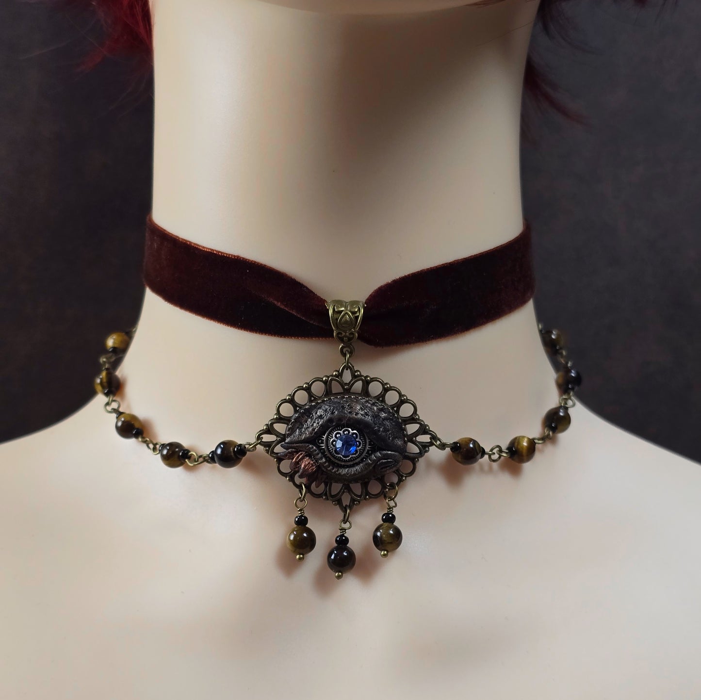 Mystischer Samtchoker in Braun mit handmodelliertem Drachenauge & Tigerauge-Perlen. Handmade Fantasy-Schmuck mit Layer-Ketten & Justierkette.