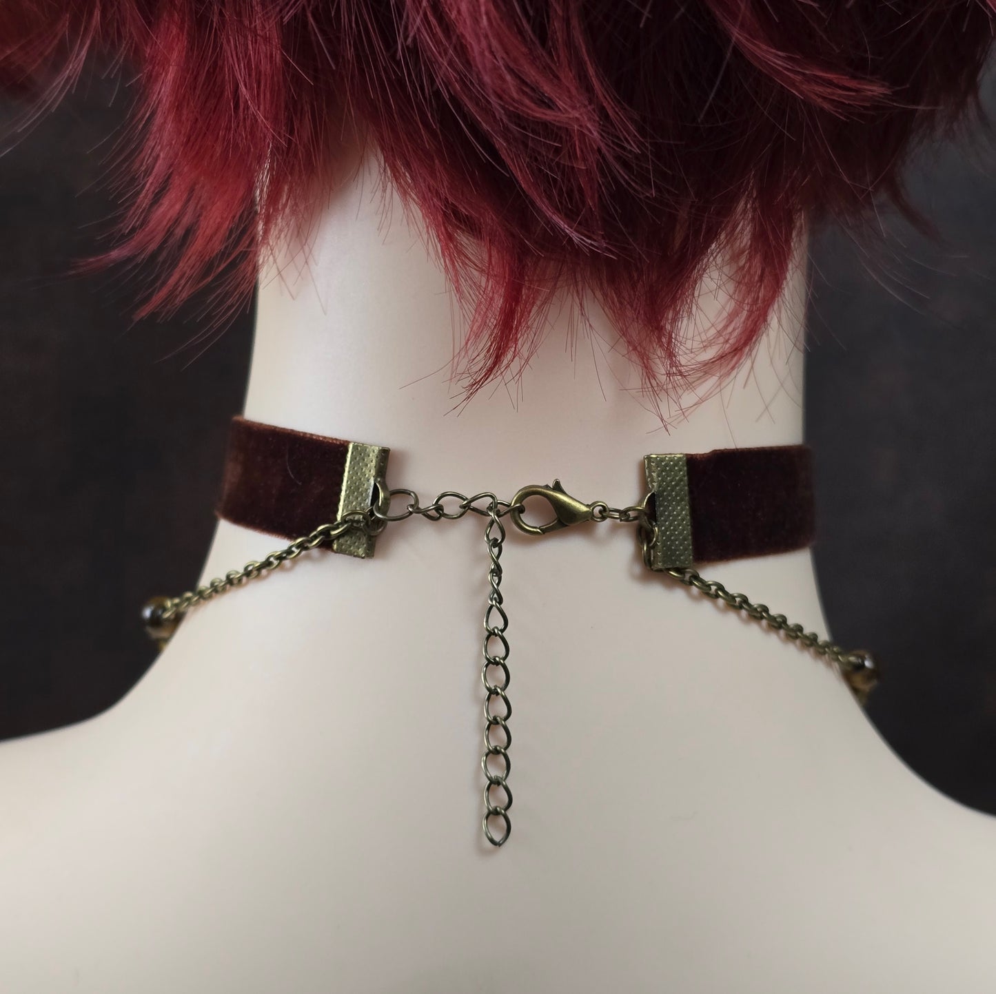 Mystischer Samtchoker in Braun mit handmodelliertem Drachenauge & Tigerauge-Perlen. Handmade Fantasy-Schmuck mit Layer-Ketten & Justierkette.