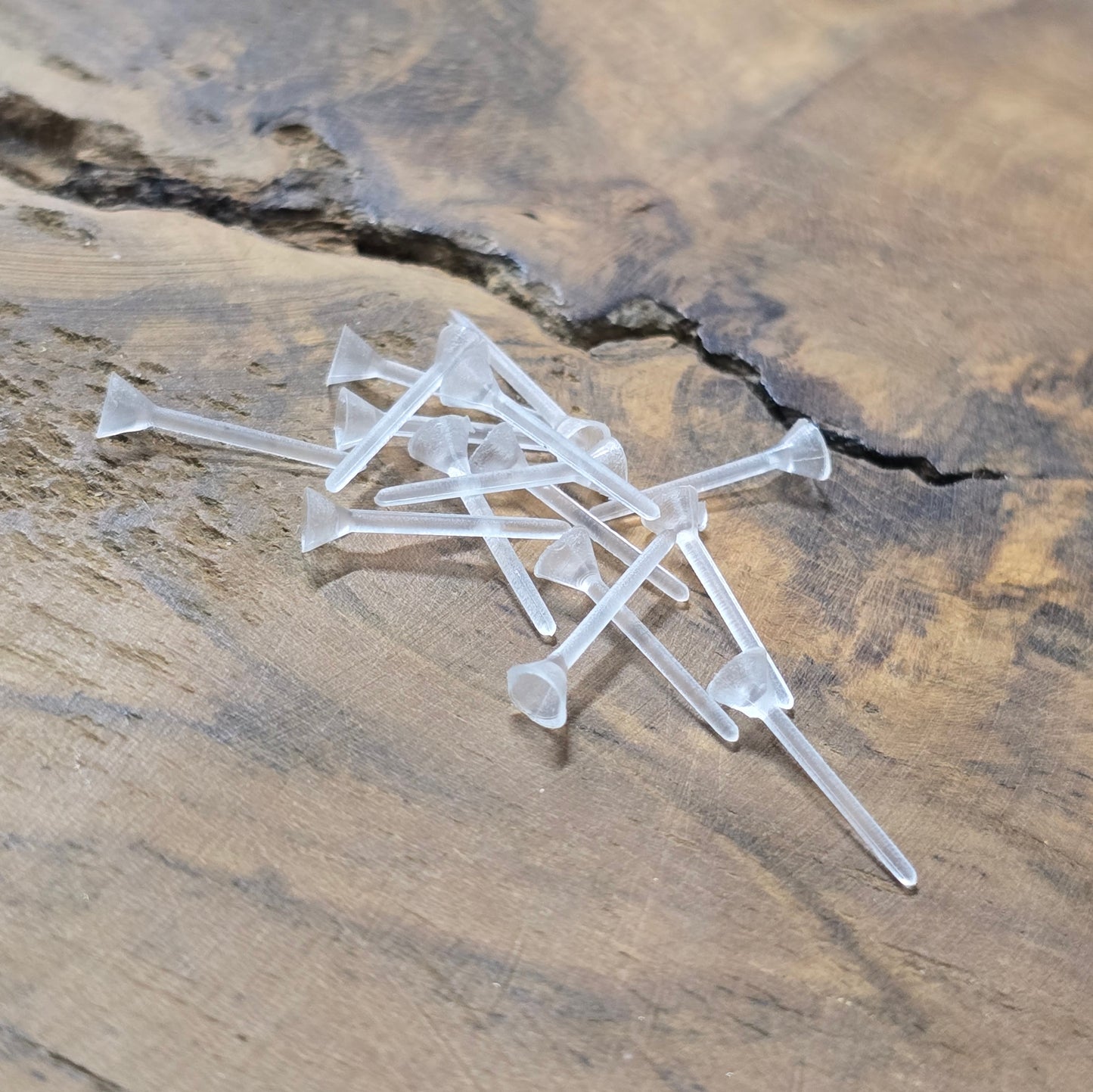 40 Ohrstecker aus Kunststoff (weiß, 12,7 mm) mit Steinmulde. Leicht, hautfreundlich & perfekt für Schmuckherstellung und DIY. Ideal zum Einkleben von Strass oder Schmucksteinen.