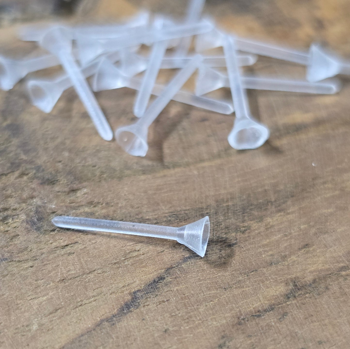 40 Ohrstecker aus Kunststoff (weiß, 12,7 mm) mit Steinmulde. Leicht, hautfreundlich & perfekt für Schmuckherstellung und DIY. Ideal zum Einkleben von Strass oder Schmucksteinen.
