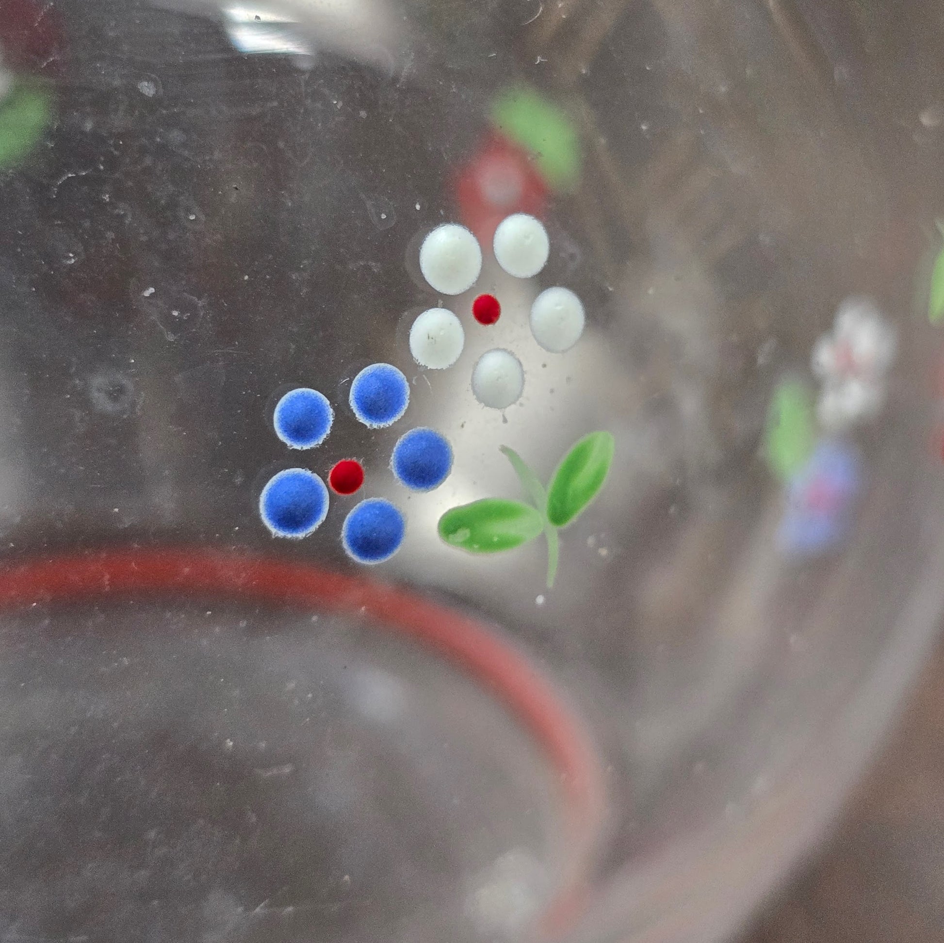 Handbemalte Glasflasche aus den 50er Jahren mit Stopfen – perfektes Sammlerstück oder dekorative Karaffe für Likör & Aperitifs. Nachhaltig & einzigartig!