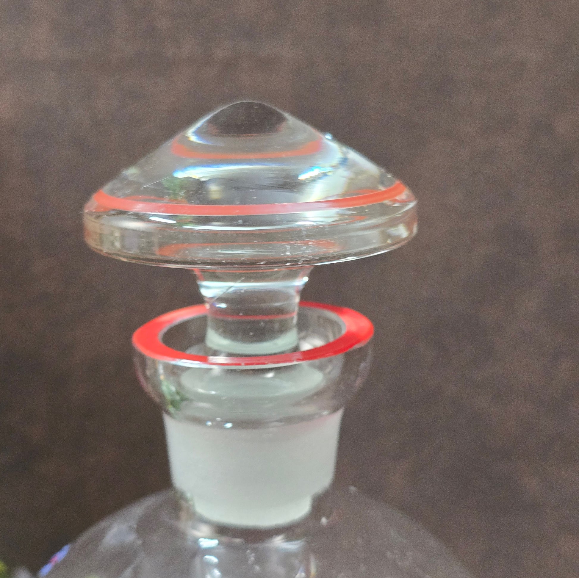 Handbemalte Glasflasche aus den 50er Jahren mit Stopfen – perfektes Sammlerstück oder dekorative Karaffe für Likör & Aperitifs. Nachhaltig & einzigartig!