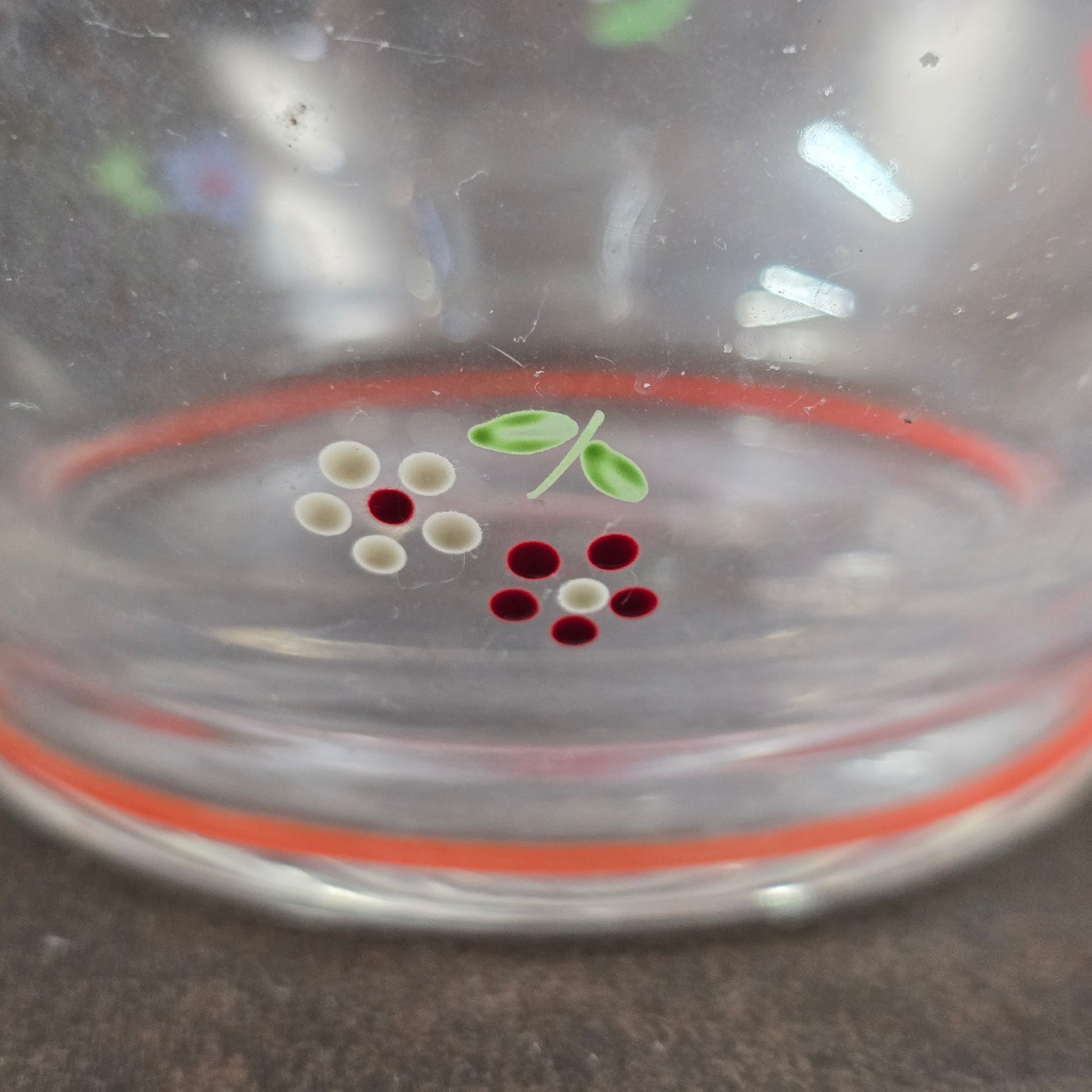 Handbemalte Glasflasche aus den 50er Jahren mit Stopfen – perfektes Sammlerstück oder dekorative Karaffe für Likör & Aperitifs. Nachhaltig & einzigartig!