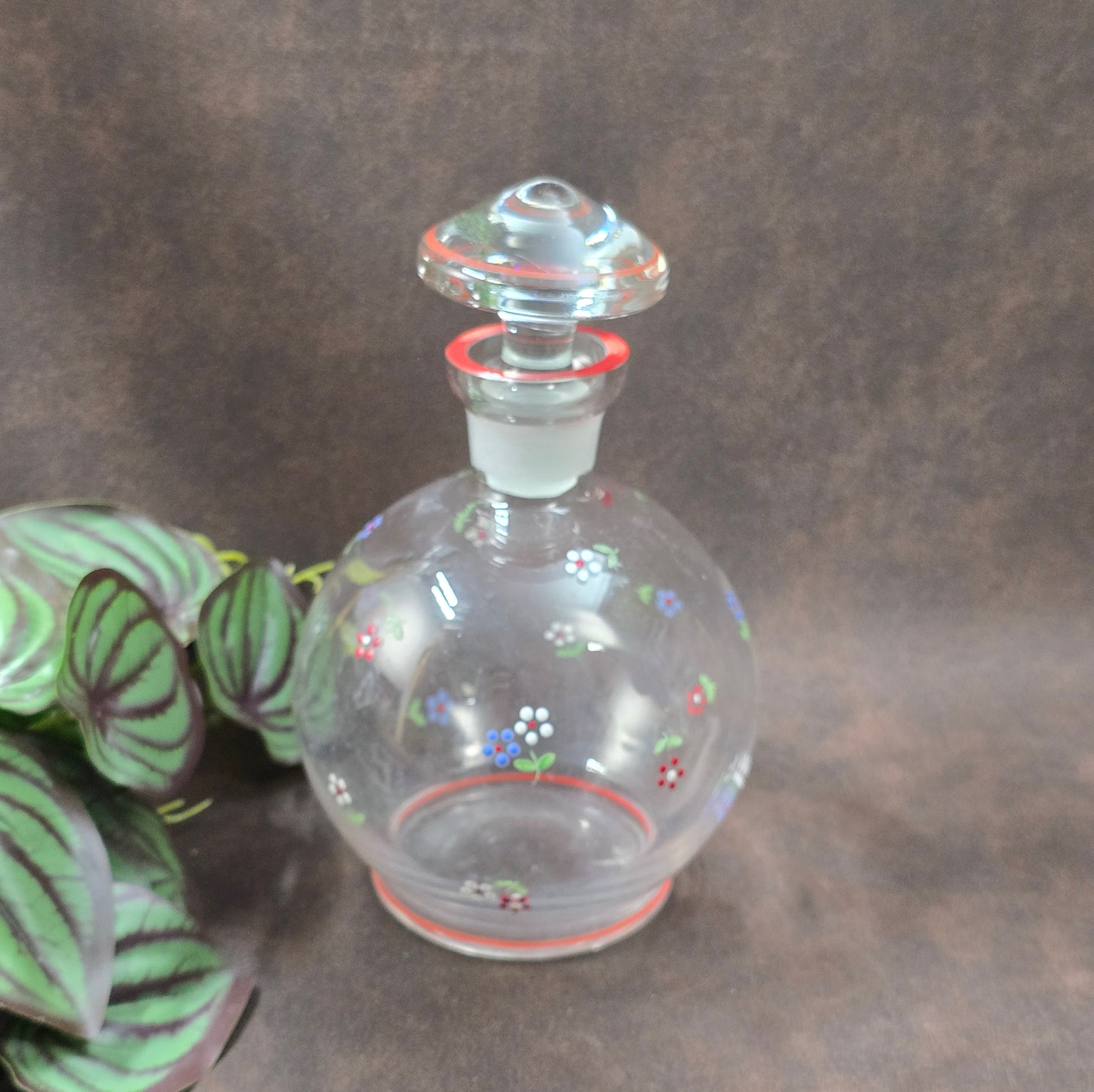 Handbemalte Glasflasche aus den 50er Jahren mit Stopfen – perfektes Sammlerstück oder dekorative Karaffe für Likör & Aperitifs. Nachhaltig & einzigartig!