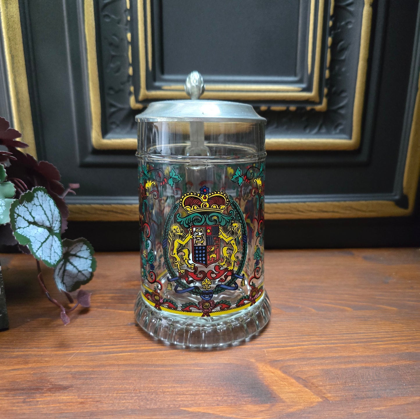 Original BMF Bierseidel mit Löwen-Wappen & Zinndeckel. 0,5L Glaskrug aus den 1970er/80er Jahren – schwer, robust, mit Engel-Punze – perfekter Vintagekrug für Sammler & Bierliebhaber.