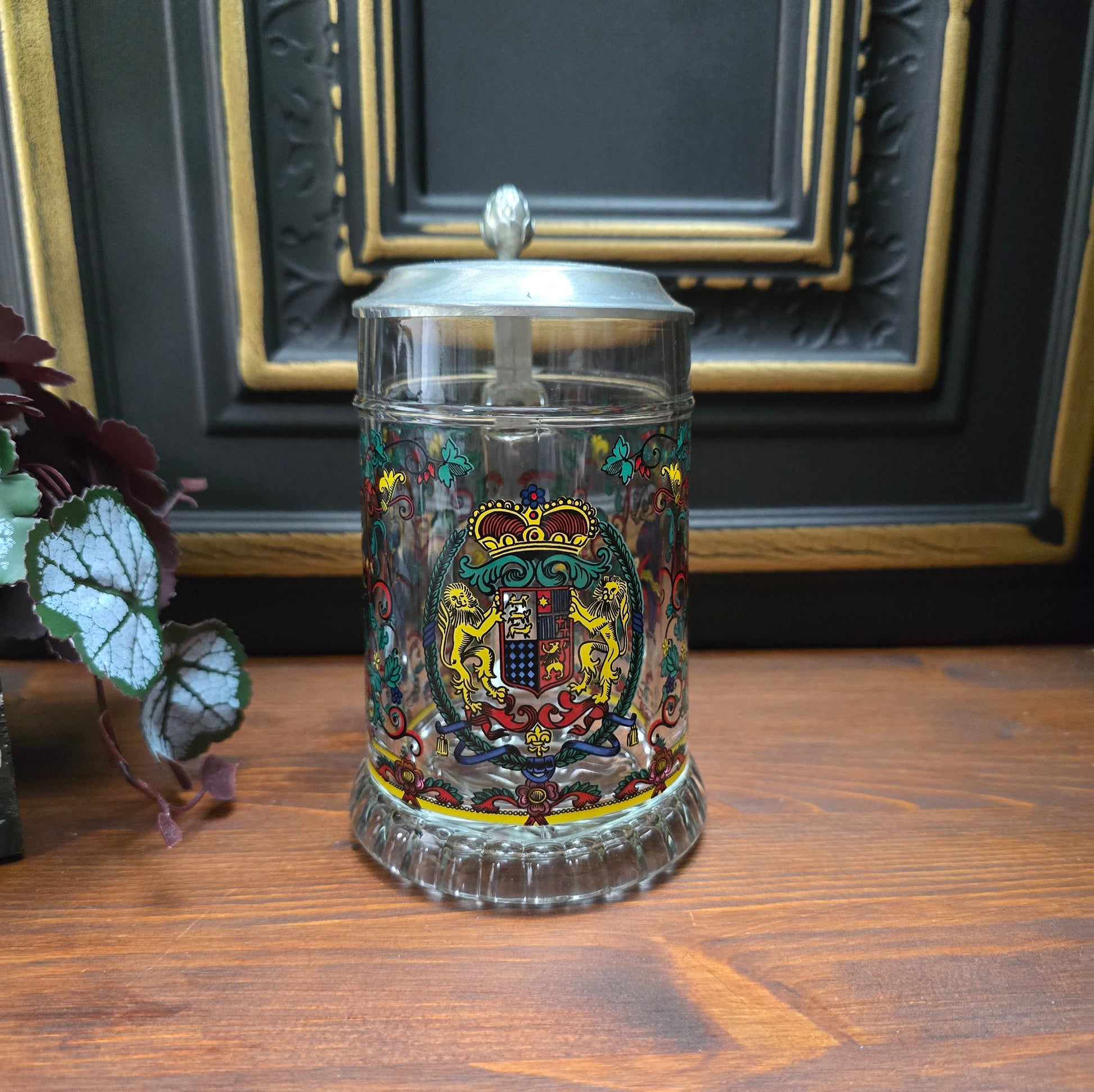 Original BMF Bierseidel mit Löwen-Wappen & Zinndeckel. 0,5L Glaskrug aus den 1970er/80er Jahren – schwer, robust, mit Engel-Punze – perfekter Vintagekrug für Sammler & Bierliebhaber.