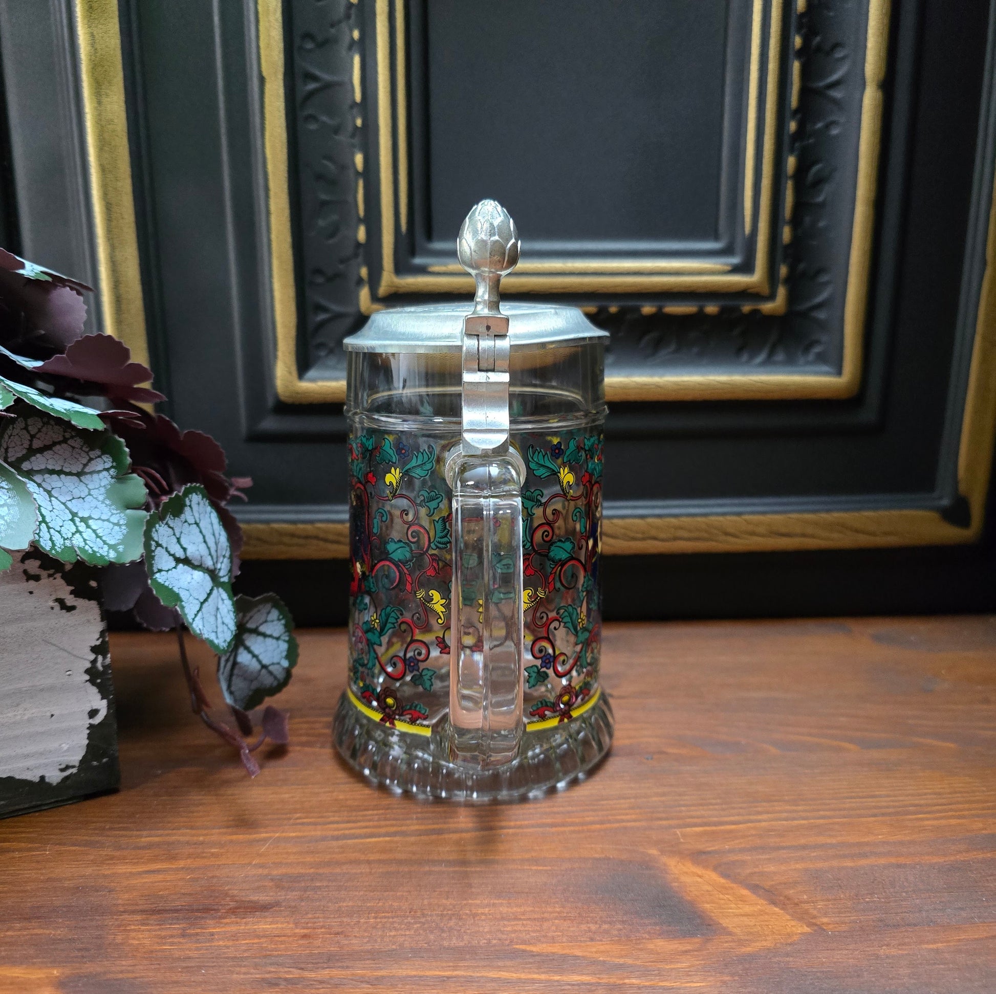 Original BMF Bierseidel mit Löwen-Wappen & Zinndeckel. 0,5L Glaskrug aus den 1970er/80er Jahren – schwer, robust, mit Engel-Punze – perfekter Vintagekrug für Sammler & Bierliebhaber.