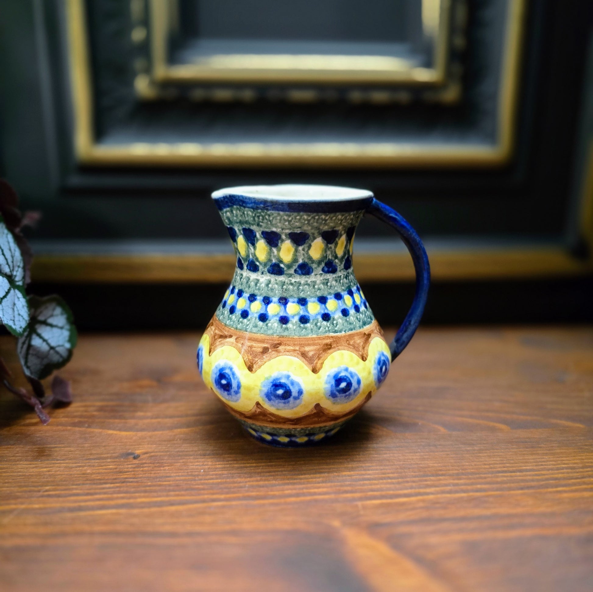 Original DDR-Milchkännchen (ca. 250 ml) aus Bunzlauer Keramik mit Schwämmeldekor im Pfauenauge-Muster – handgetöpfert, ca. 1970er Jahre.