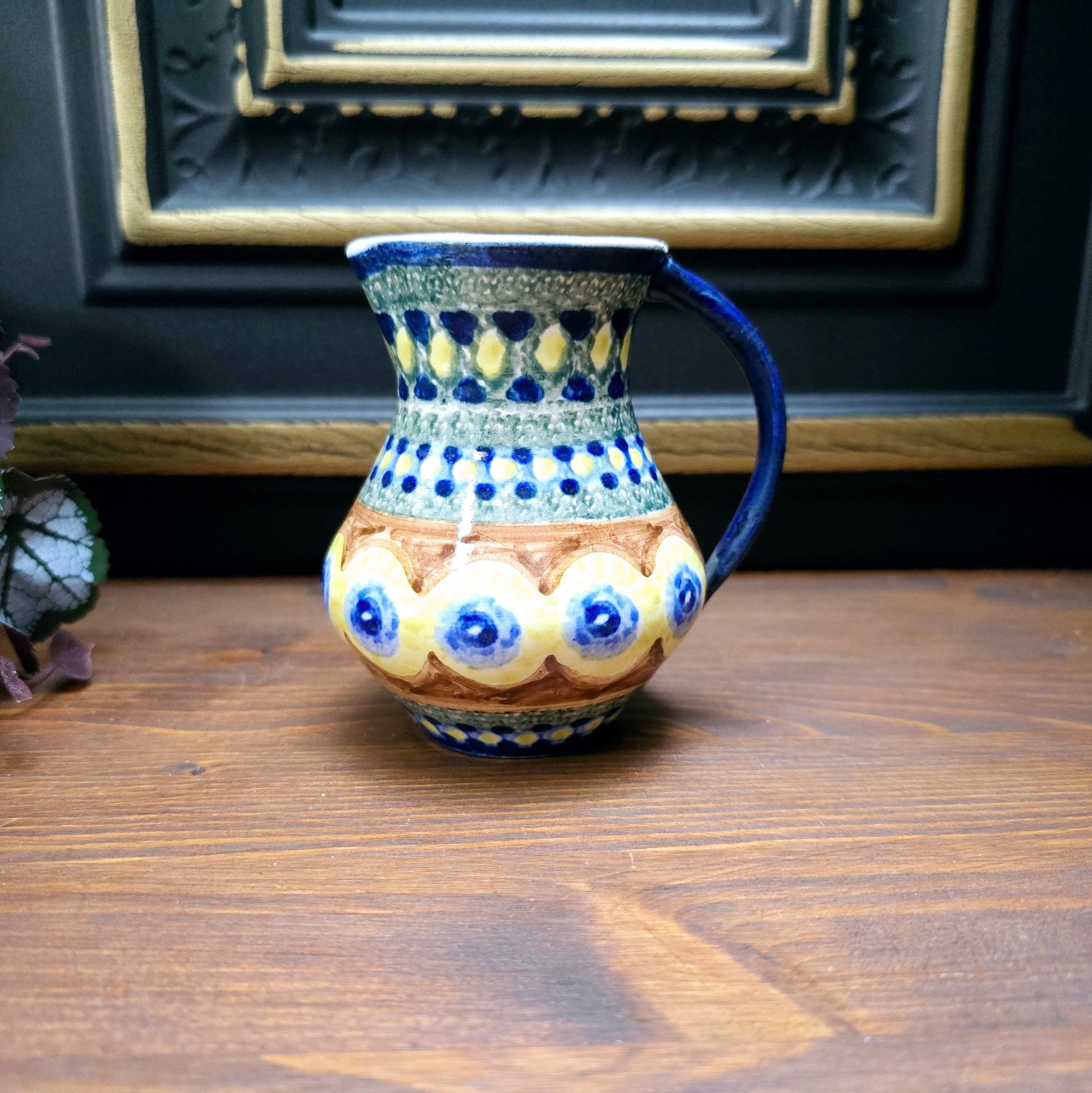 Original DDR-Milchkännchen (ca. 250 ml) aus Bunzlauer Keramik mit Schwämmeldekor im Pfauenauge-Muster – handgetöpfert, ca. 1970er Jahre.