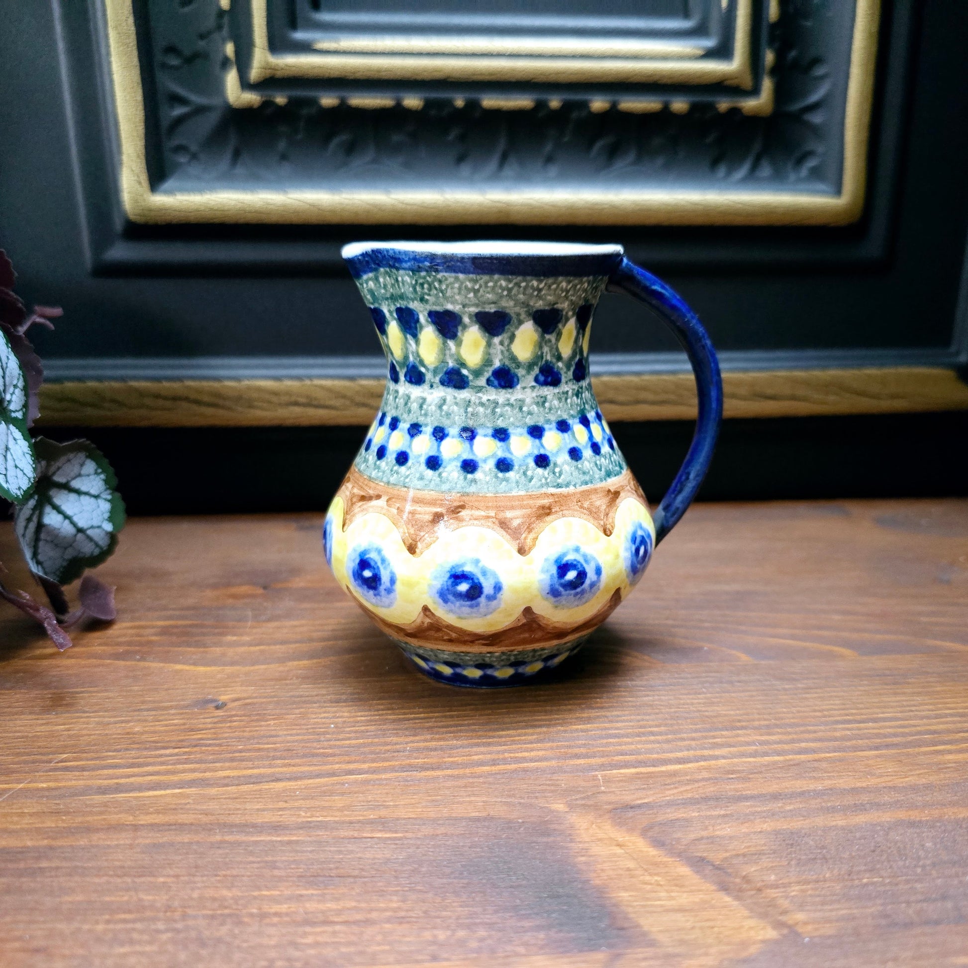 Original DDR-Milchkännchen (ca. 250 ml) aus Bunzlauer Keramik mit Schwämmeldekor im Pfauenauge-Muster – handgetöpfert, ca. 1970er Jahre.