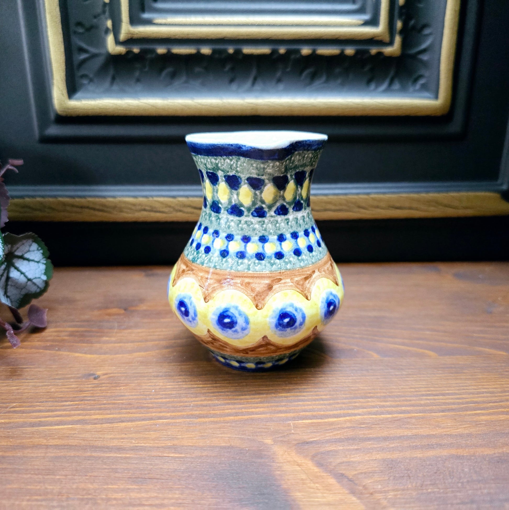 Original DDR-Milchkännchen (ca. 250 ml) aus Bunzlauer Keramik mit Schwämmeldekor im Pfauenauge-Muster – handgetöpfert, ca. 1970er Jahre.