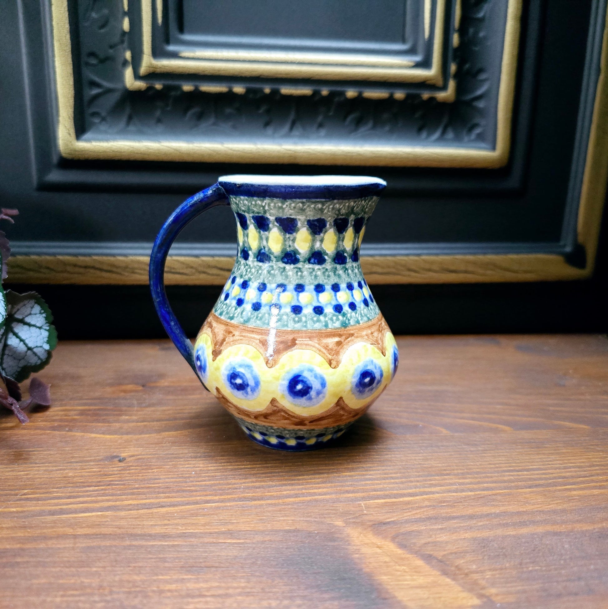 Original DDR-Milchkännchen (ca. 250 ml) aus Bunzlauer Keramik mit Schwämmeldekor im Pfauenauge-Muster – handgetöpfert, ca. 1970er Jahre.