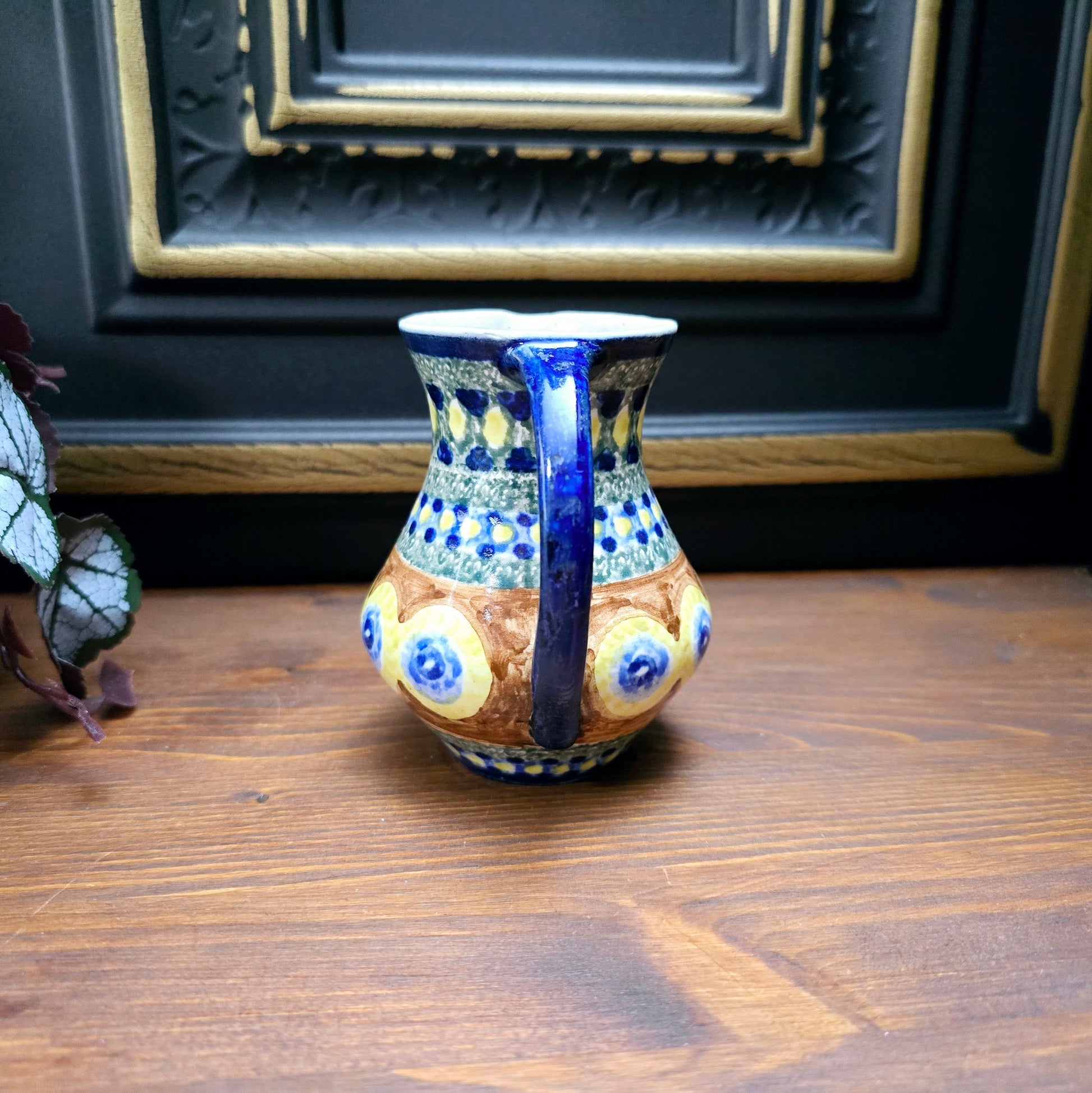 Original DDR-Milchkännchen (ca. 250 ml) aus Bunzlauer Keramik mit Schwämmeldekor im Pfauenauge-Muster – handgetöpfert, ca. 1970er Jahre.