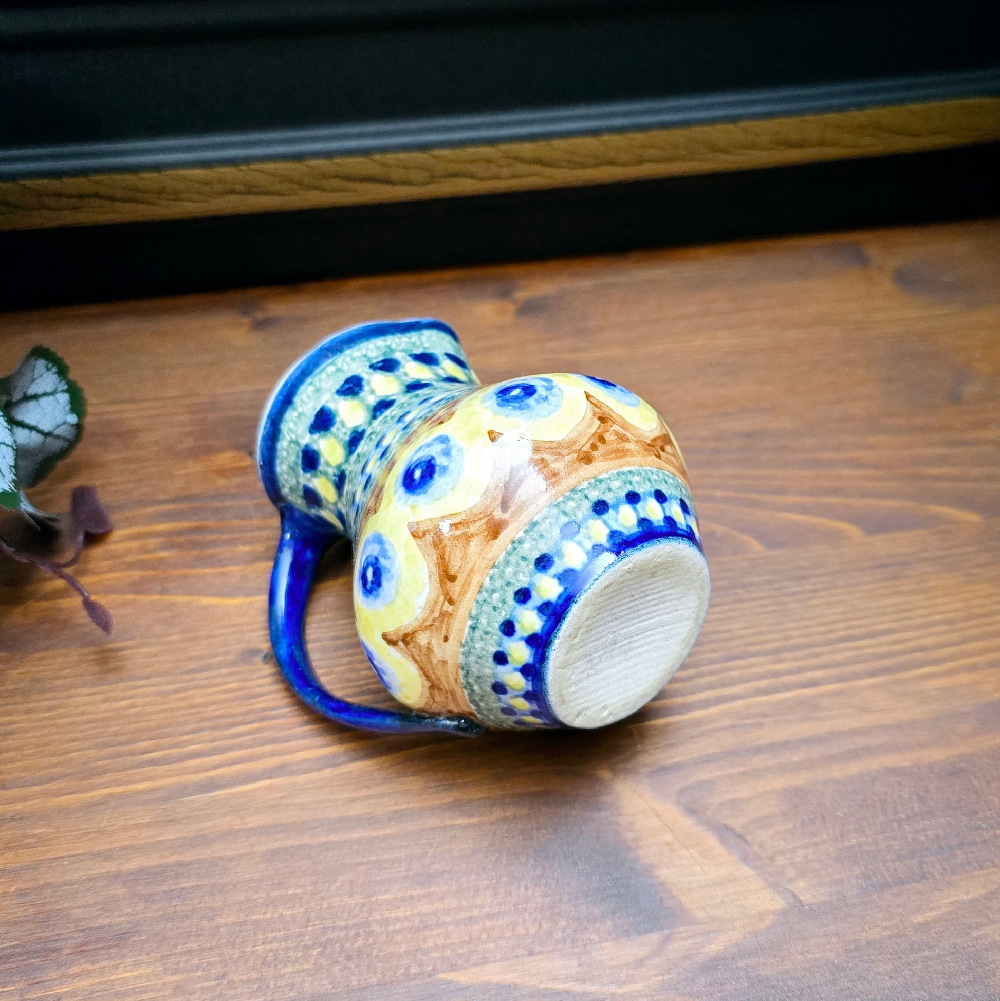 Original DDR-Milchkännchen (ca. 250 ml) aus Bunzlauer Keramik mit Schwämmeldekor im Pfauenauge-Muster – handgetöpfert, ca. 1970er Jahre.