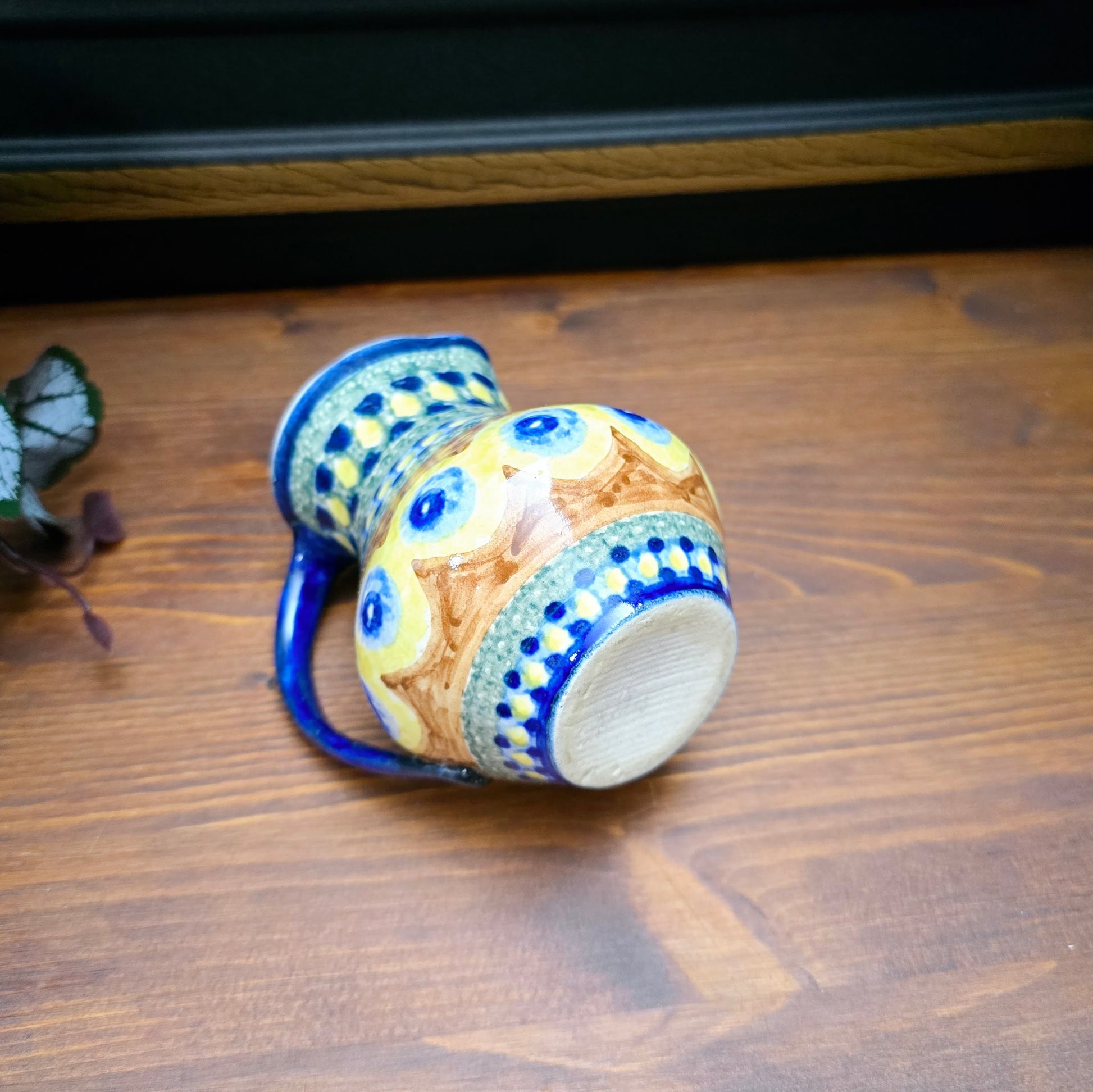 Original DDR-Milchkännchen (ca. 250 ml) aus Bunzlauer Keramik mit Schwämmeldekor im Pfauenauge-Muster – handgetöpfert, ca. 1970er Jahre.