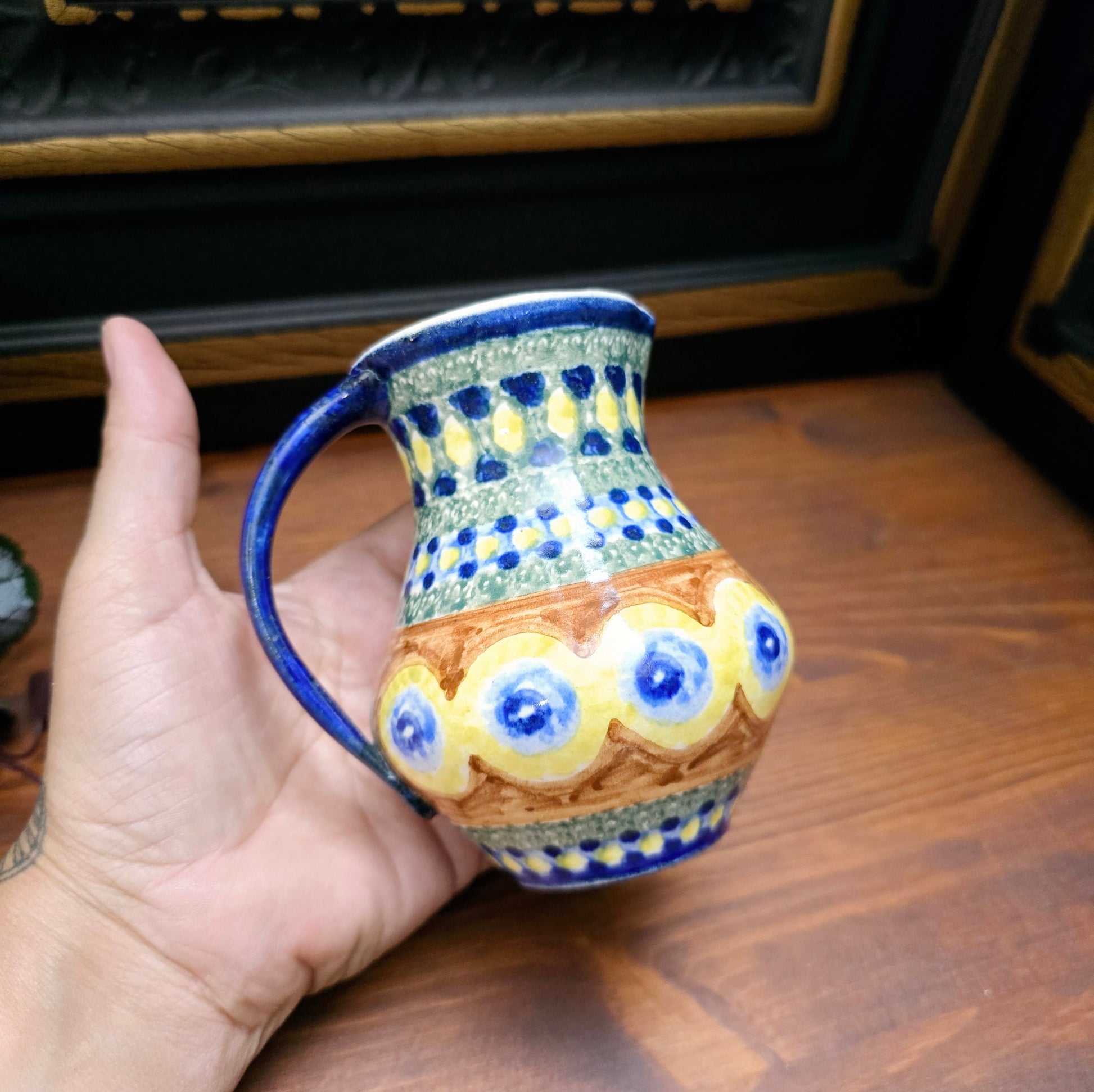 Original DDR-Milchkännchen (ca. 250 ml) aus Bunzlauer Keramik mit Schwämmeldekor im Pfauenauge-Muster – handgetöpfert, ca. 1970er Jahre.