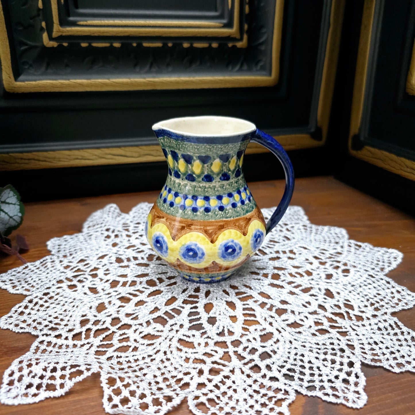 Original DDR-Milchkännchen (ca. 250 ml) aus Bunzlauer Keramik mit Schwämmeldekor im Pfauenauge-Muster – handgetöpfert, ca. 1970er Jahre.