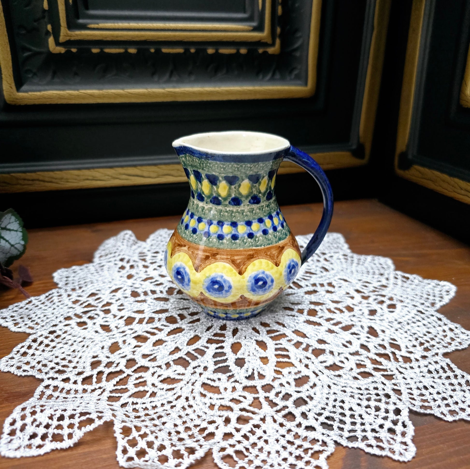 Original DDR-Milchkännchen (ca. 250 ml) aus Bunzlauer Keramik mit Schwämmeldekor im Pfauenauge-Muster – handgetöpfert, ca. 1970er Jahre.