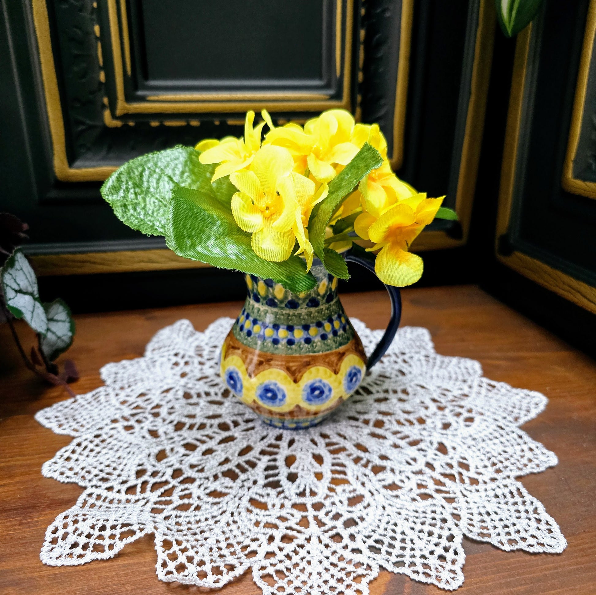 Original DDR-Milchkännchen (ca. 250 ml) aus Bunzlauer Keramik mit Schwämmeldekor im Pfauenauge-Muster – handgetöpfert, ca. 1970er Jahre.