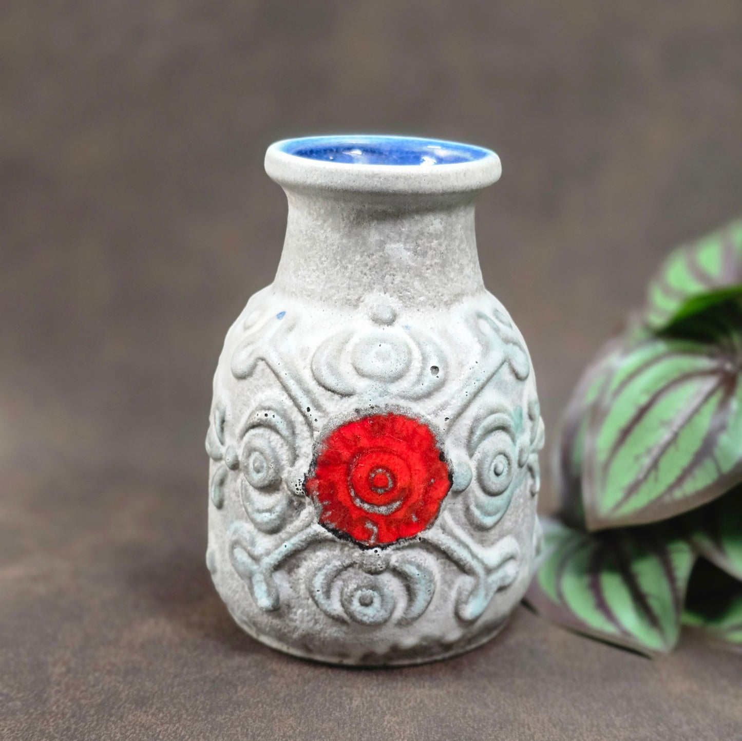 Original Überlacker Vase von 1970. Grau-rote Glasur, 12 cm hoch, sehr guter Vintagezustand. Ideal für Mid Century Deko & Sammler.