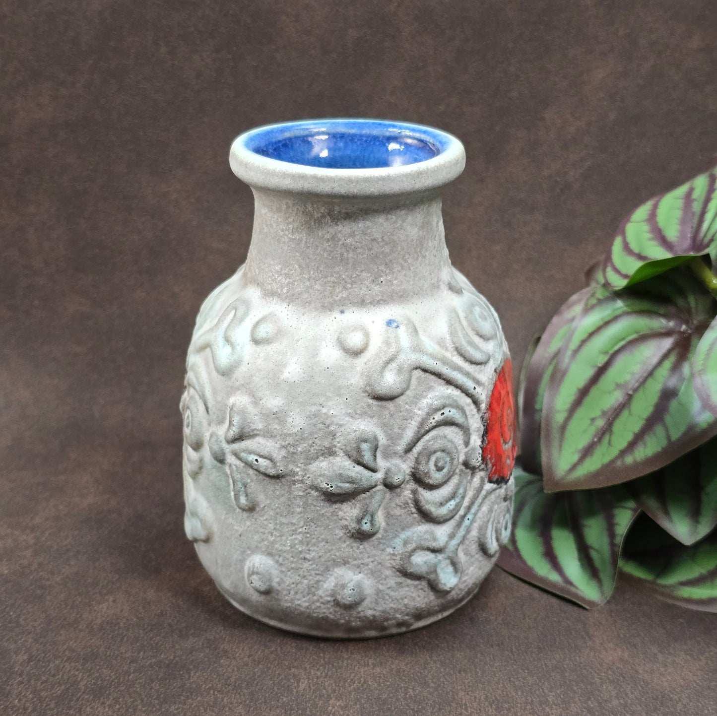 Original Überlacker Vase von 1970. Grau-rote Glasur, 12 cm hoch, sehr guter Vintagezustand. Ideal für Mid Century Deko & Sammler.