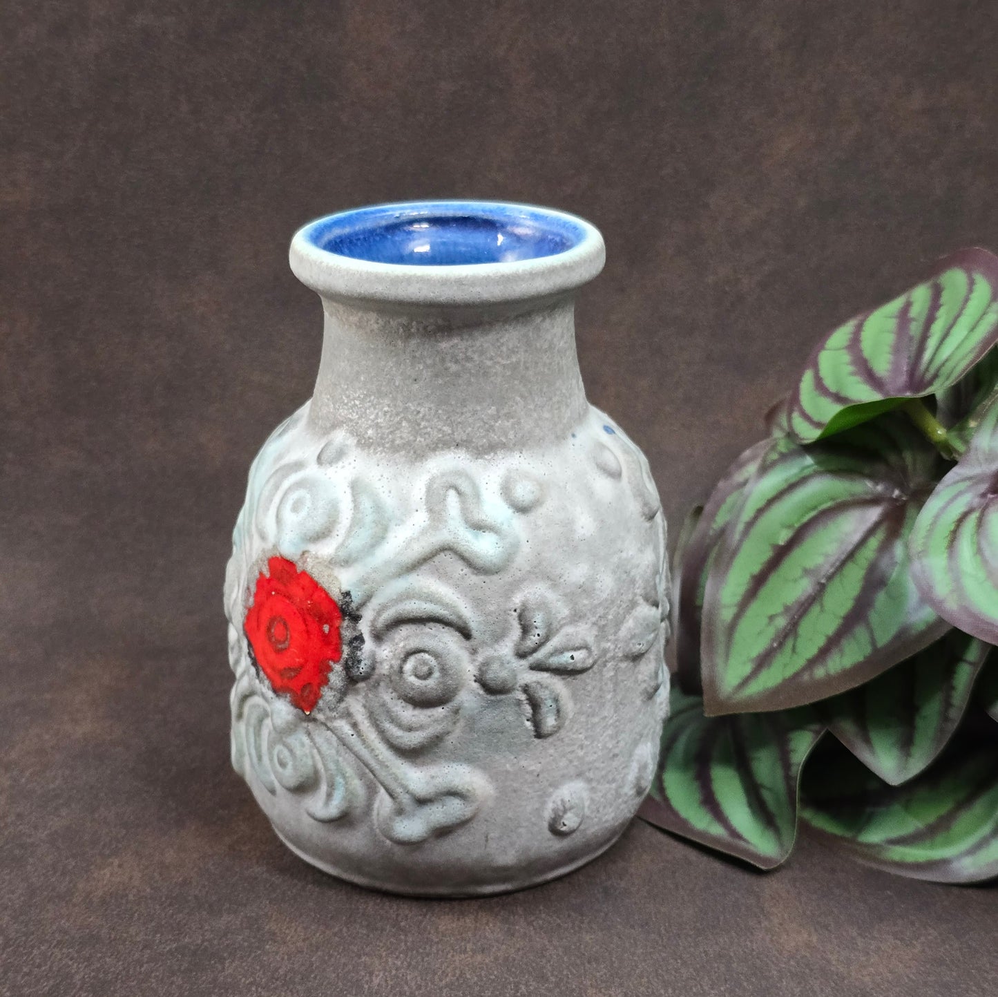 Original Überlacker Vase von 1970. Grau-rote Glasur, 12 cm hoch, sehr guter Vintagezustand. Ideal für Mid Century Deko & Sammler.