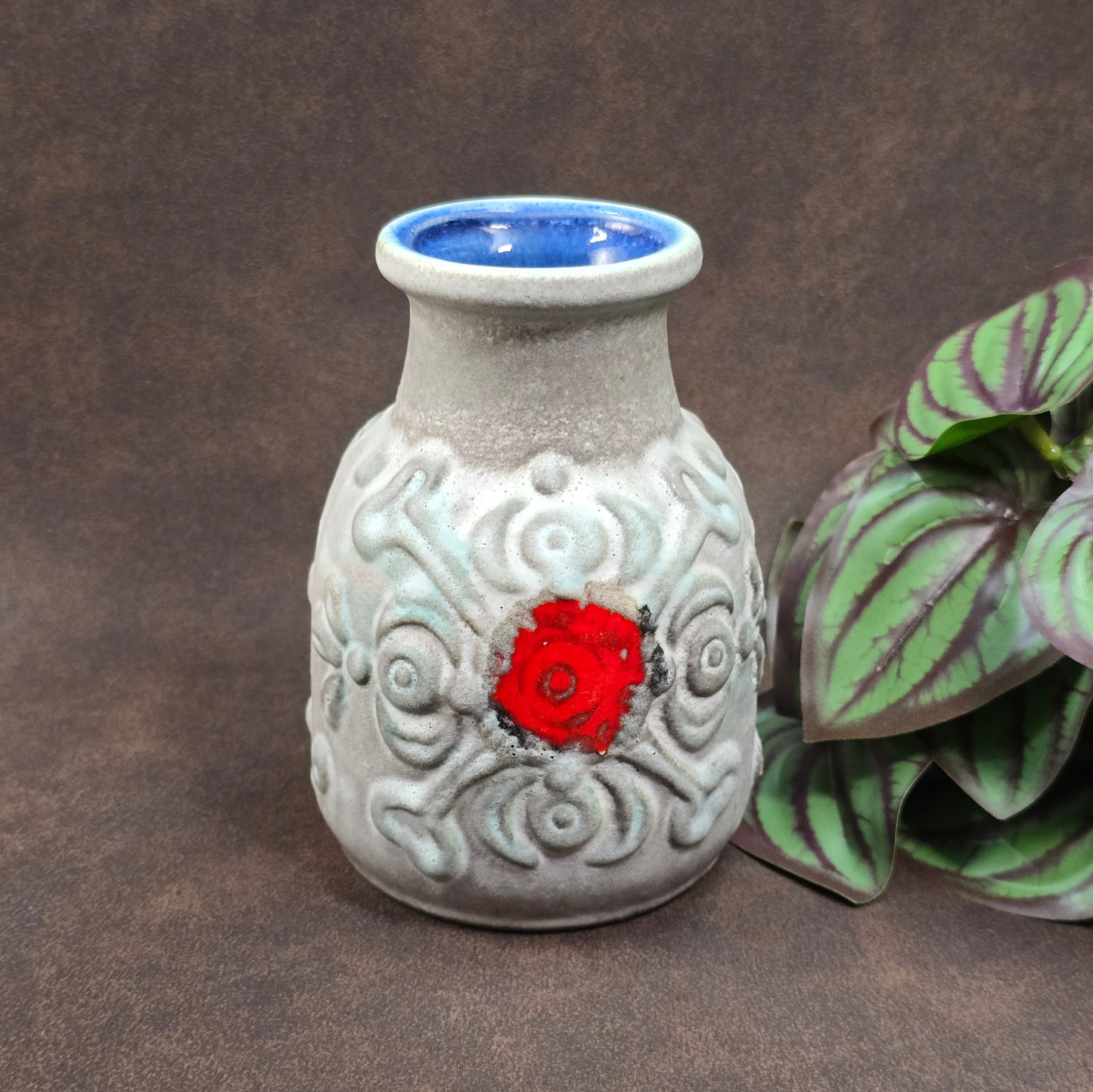 Original Überlacker Vase von 1970. Grau-rote Glasur, 12 cm hoch, sehr guter Vintagezustand. Ideal für Mid Century Deko & Sammler.
