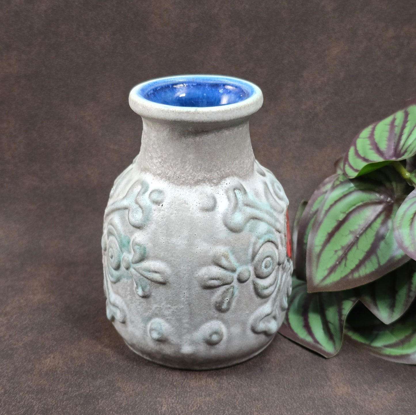 Original Überlacker Vase von 1970. Grau-rote Glasur, 12 cm hoch, sehr guter Vintagezustand. Ideal für Mid Century Deko & Sammler.