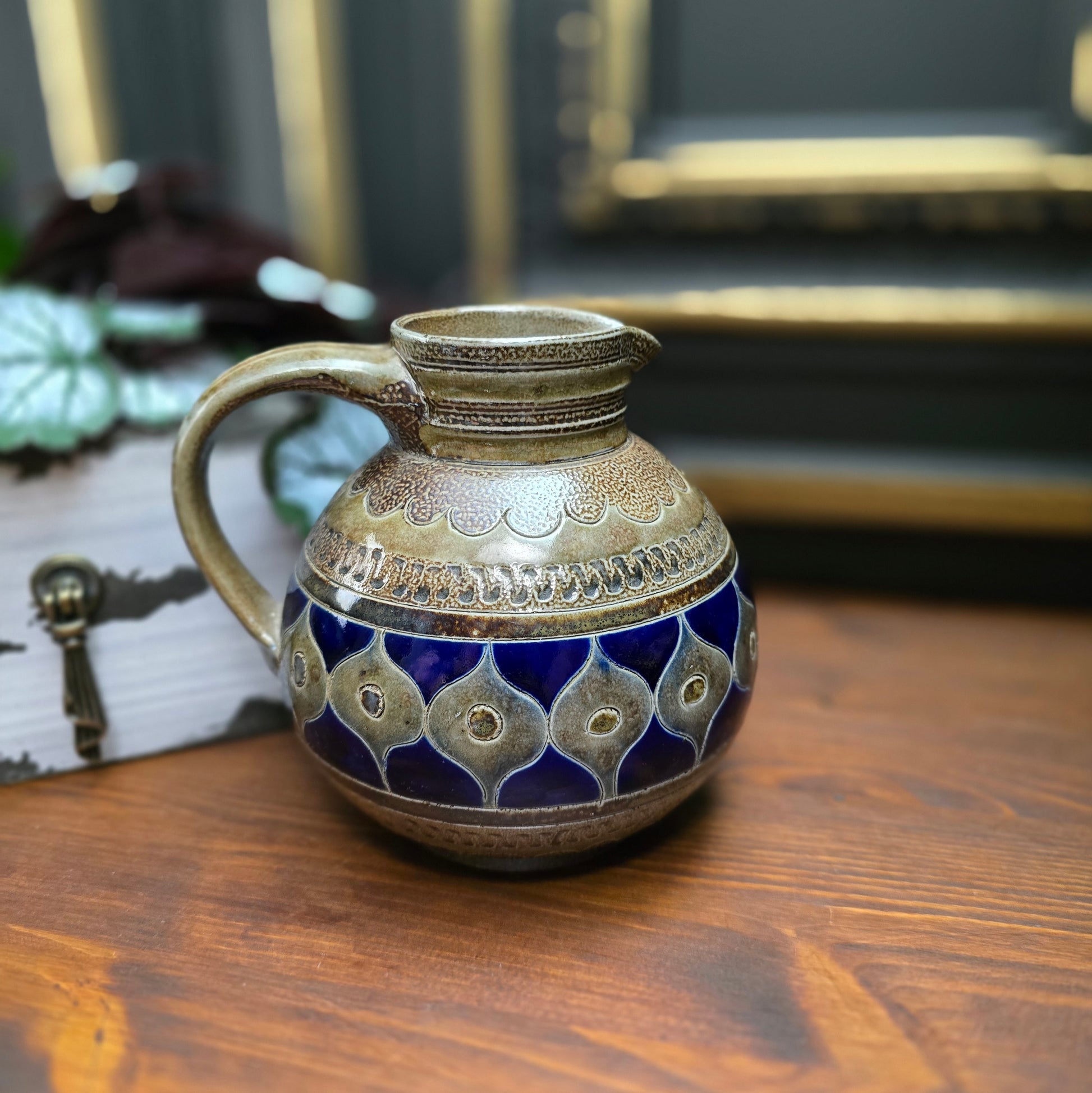 Originaler Vintage-Krug von R. Merkelbach aus den 60er/70er Jahren. Handgefertigt aus Steinzeug in Braun & Blau – ein charmantes Unikat für deine Landhausdeko.