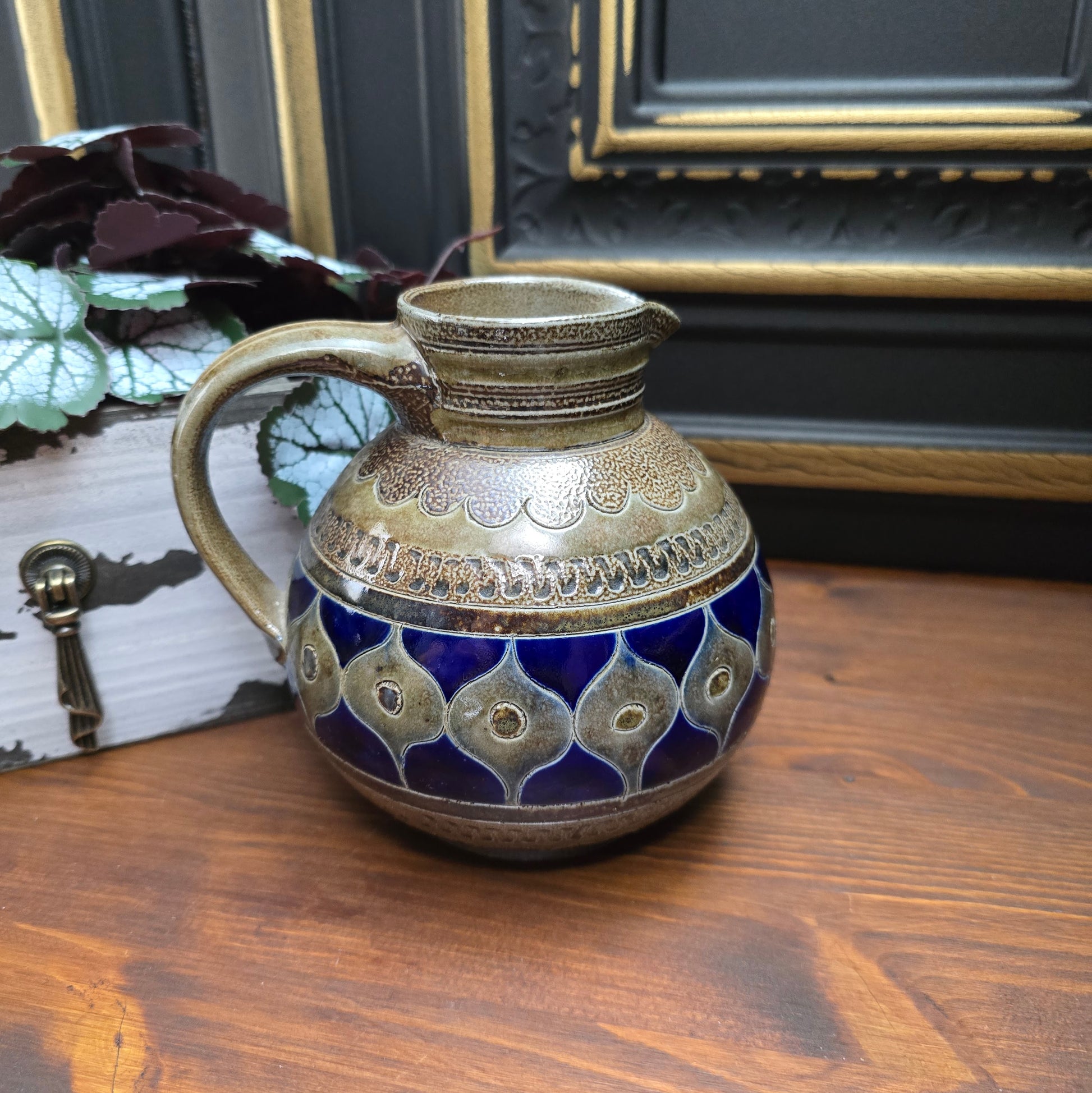 Originaler Vintage-Krug von R. Merkelbach aus den 60er/70er Jahren. Handgefertigt aus Steinzeug in Braun & Blau – ein charmantes Unikat für deine Landhausdeko.