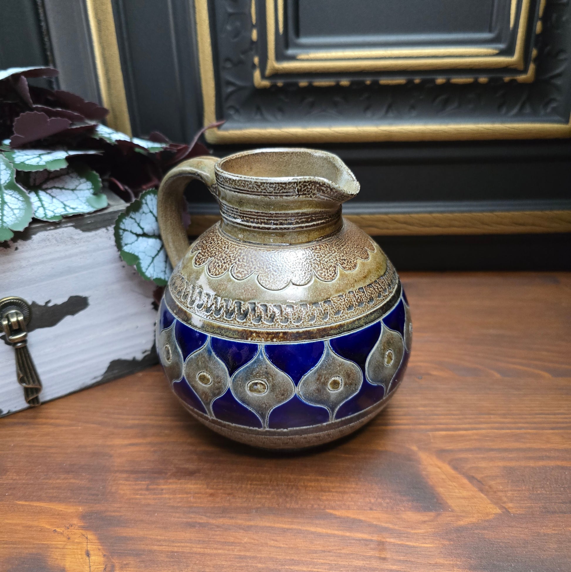 Originaler Vintage-Krug von R. Merkelbach aus den 60er/70er Jahren. Handgefertigt aus Steinzeug in Braun & Blau – ein charmantes Unikat für deine Landhausdeko.