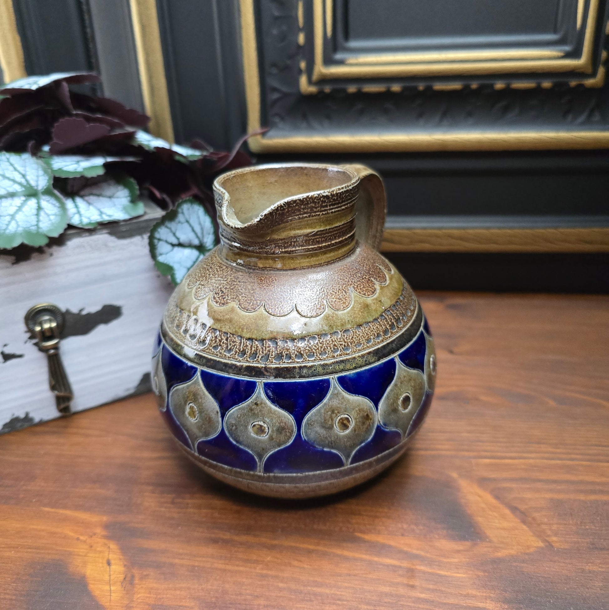 Originaler Vintage-Krug von R. Merkelbach aus den 60er/70er Jahren. Handgefertigt aus Steinzeug in Braun & Blau – ein charmantes Unikat für deine Landhausdeko.