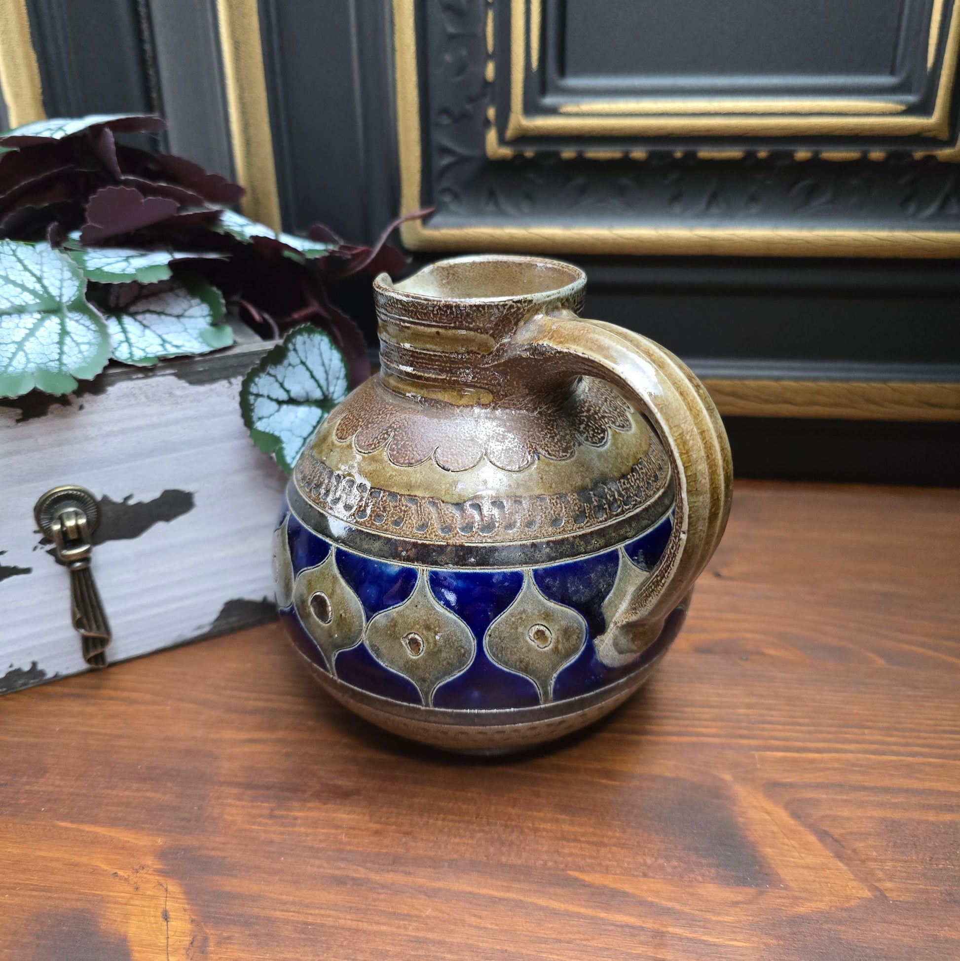 Originaler Vintage-Krug von R. Merkelbach aus den 60er/70er Jahren. Handgefertigt aus Steinzeug in Braun & Blau – ein charmantes Unikat für deine Landhausdeko.