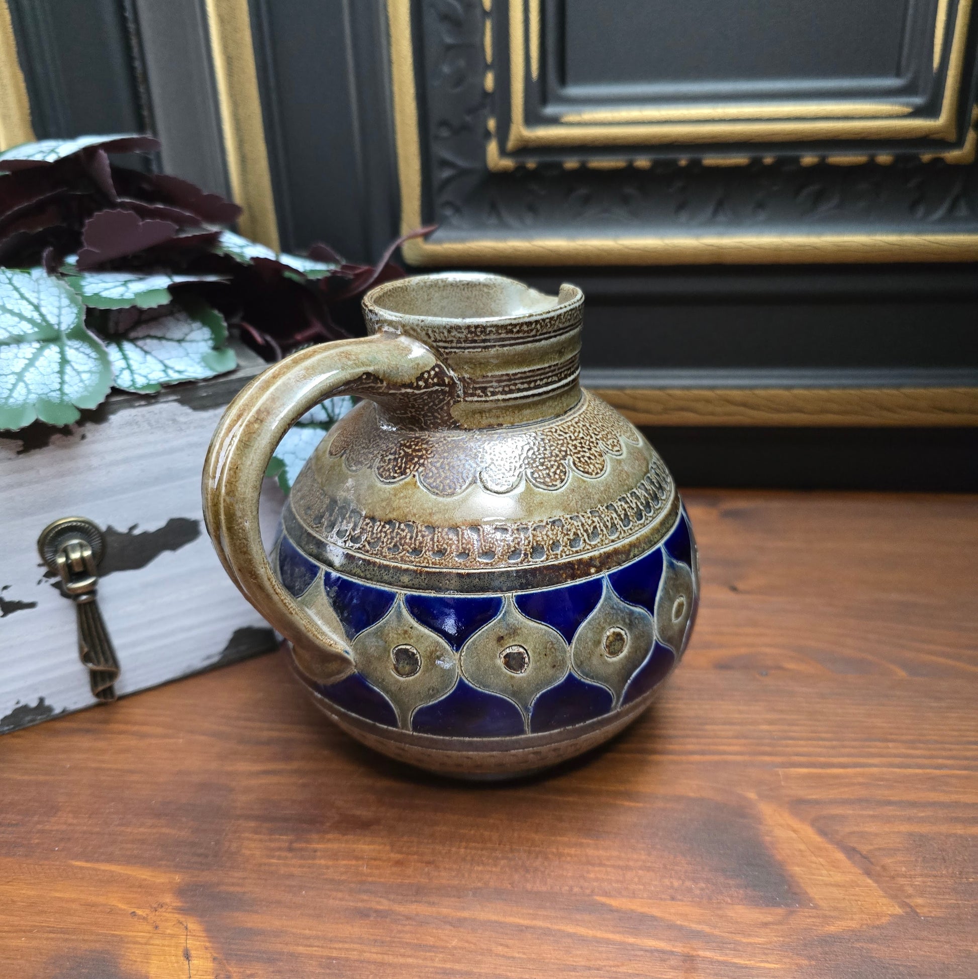 Originaler Vintage-Krug von R. Merkelbach aus den 60er/70er Jahren. Handgefertigt aus Steinzeug in Braun & Blau – ein charmantes Unikat für deine Landhausdeko.