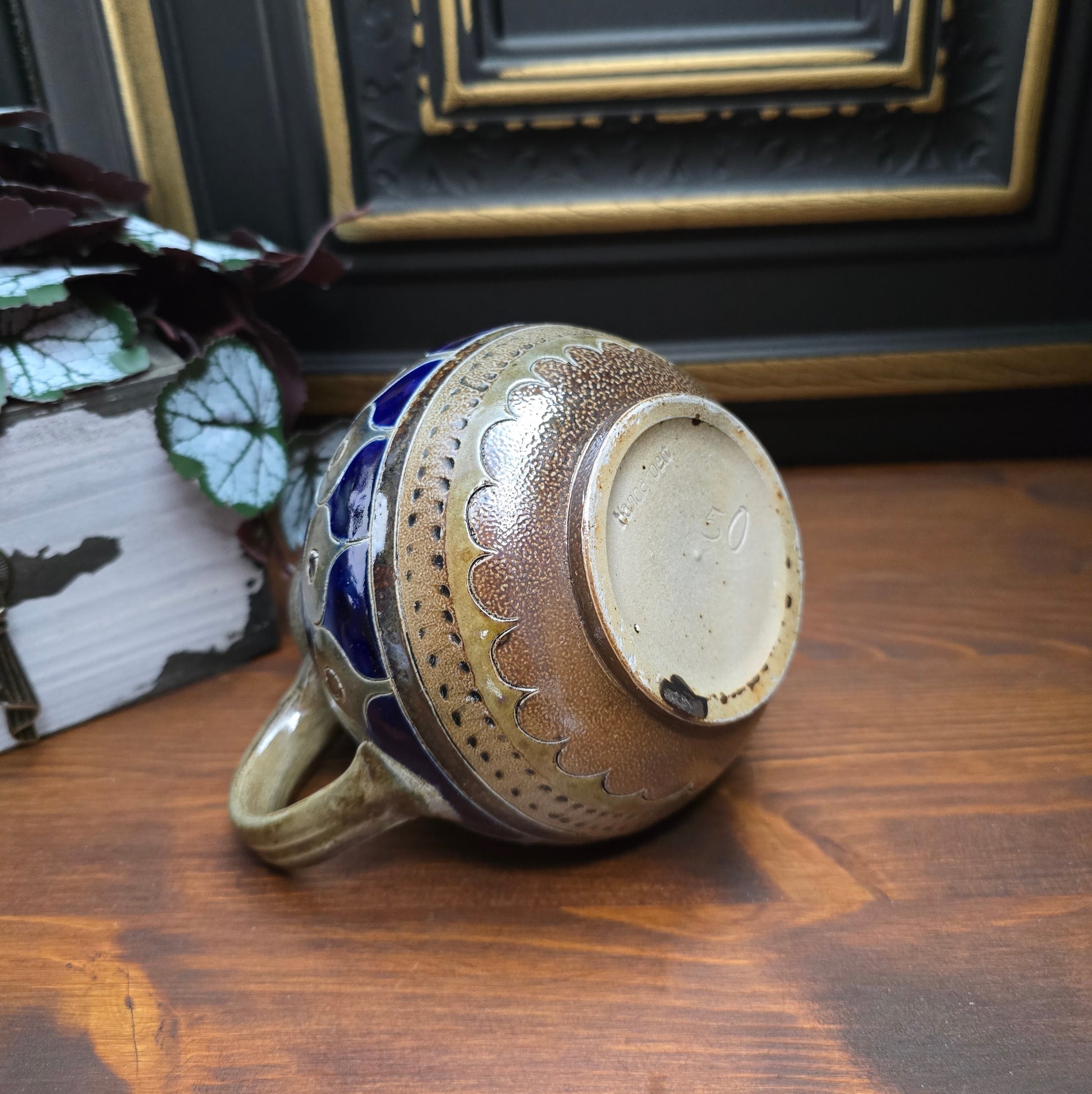 Originaler Vintage-Krug von R. Merkelbach aus den 60er/70er Jahren. Handgefertigt aus Steinzeug in Braun & Blau – ein charmantes Unikat für deine Landhausdeko.