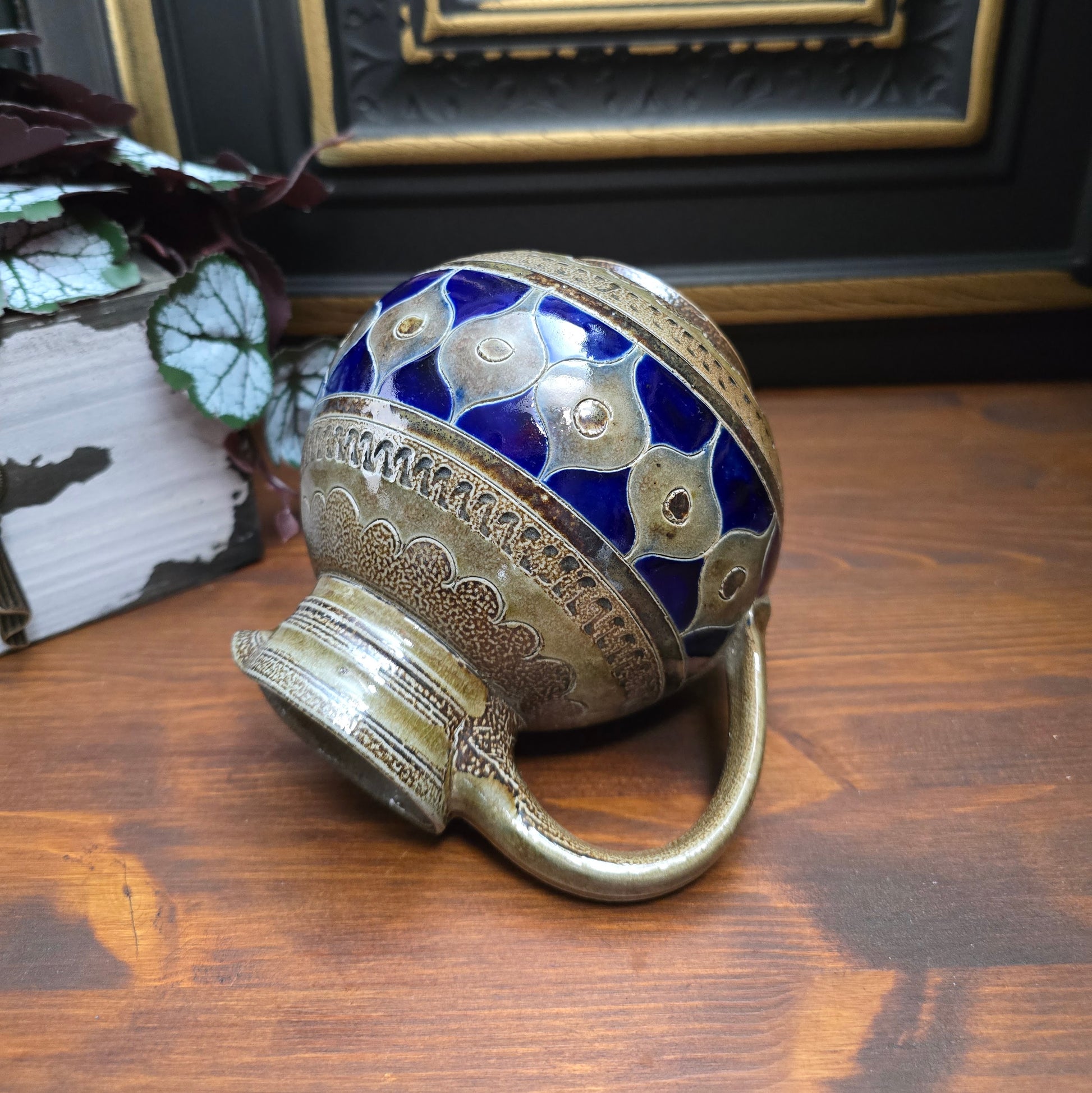 Originaler Vintage-Krug von R. Merkelbach aus den 60er/70er Jahren. Handgefertigt aus Steinzeug in Braun & Blau – ein charmantes Unikat für deine Landhausdeko.