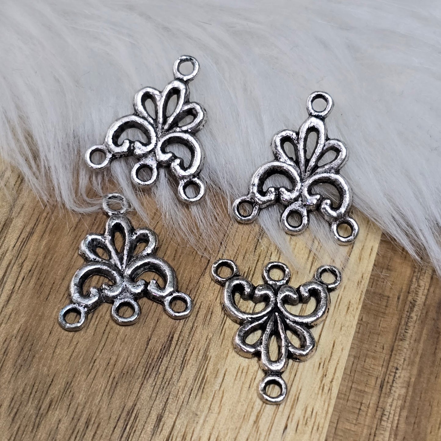 4 Ornament-Schmuckverbinder im Vintage-Stil – antik silberfarben, 19 x 17 mm, mit 4 Ösen. Ideal für Ketten, Ohrringe & Armbänder. Für stilvolle DIY-Schmuckprojekte!