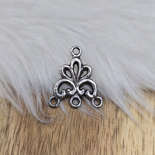 4 Ornament-Schmuckverbinder im Vintage-Stil – antik silberfarben, 19 x 17 mm, mit 4 Ösen. Ideal für Ketten, Ohrringe & Armbänder. Für stilvolle DIY-Schmuckprojekte!