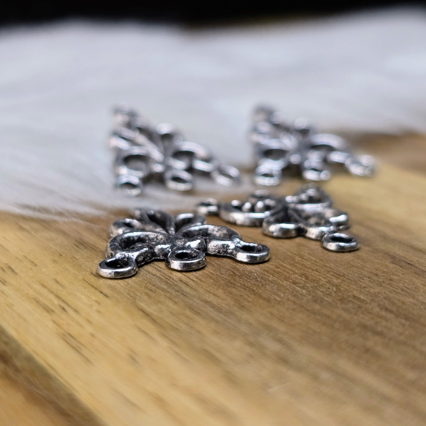 4 Ornament-Schmuckverbinder im Vintage-Stil – antik silberfarben, 19 x 17 mm, mit 4 Ösen. Ideal für Ketten, Ohrringe & Armbänder. Für stilvolle DIY-Schmuckprojekte!