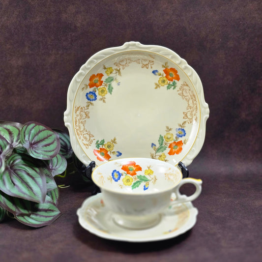 Oscar Schaller Gedeck 1960er: Elfenbeinfarbenes Porzellan mit buntem Wiesenblumen-Dekor & barockähnlicher Form. Guter Vintage Zustand, leichtes Dekorabrieb am Kuchenteller.