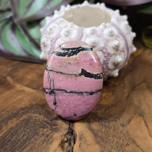 Ovaler Rhodonit in Rosa & Schwarz, 40x30 mm – poliert & natürlich. Ideal als Unikat-Centerpiece für DIY-Schmuck. Du erhältst genau die abgebildete Perle.